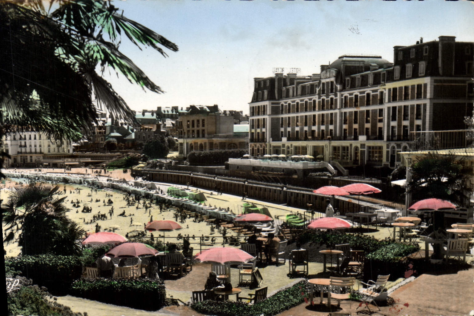 Dinard — Terrasse du Crystal-Hôtel et la Plage — Réal-Photo (n°208)