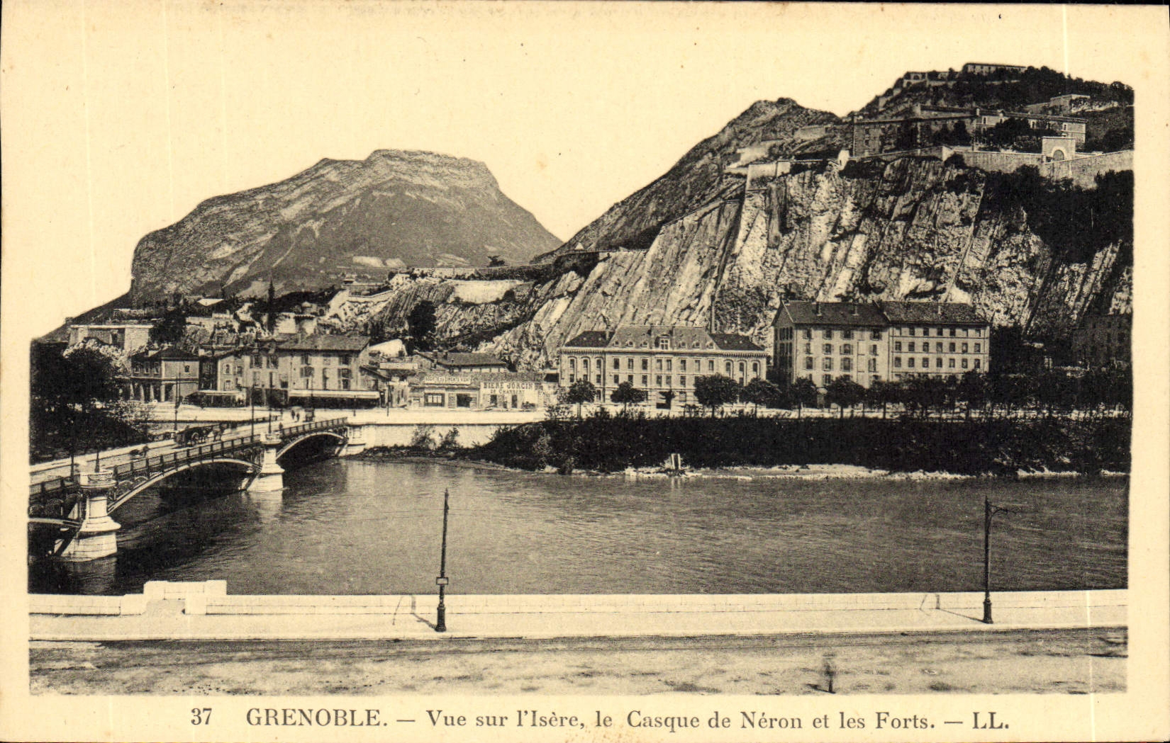 Grenoble — Vue sur l'Isère, le Casque de Néron et les Forts — LL. n° 37