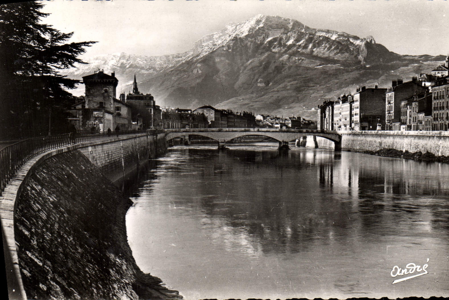 Grenoble — Les Quais de l'Isère et le Moucherotte (1895 m.) — Édition d'Art André