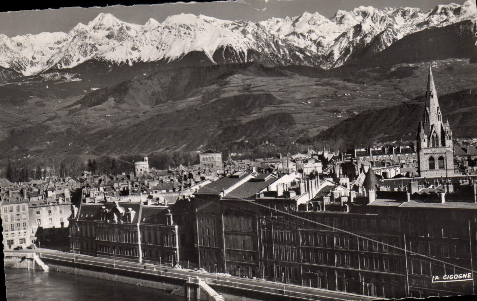 Grenoble — vue panoramique avec montagnes enneigées — La Gigogne