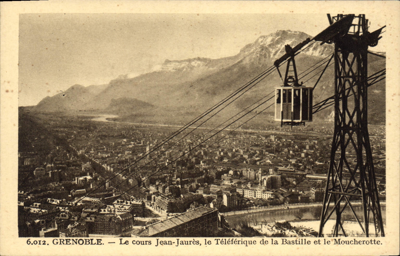 Grenoble — Le cours Jean-Jaurès, le Téléférique de la Bastille et le Moucherotte