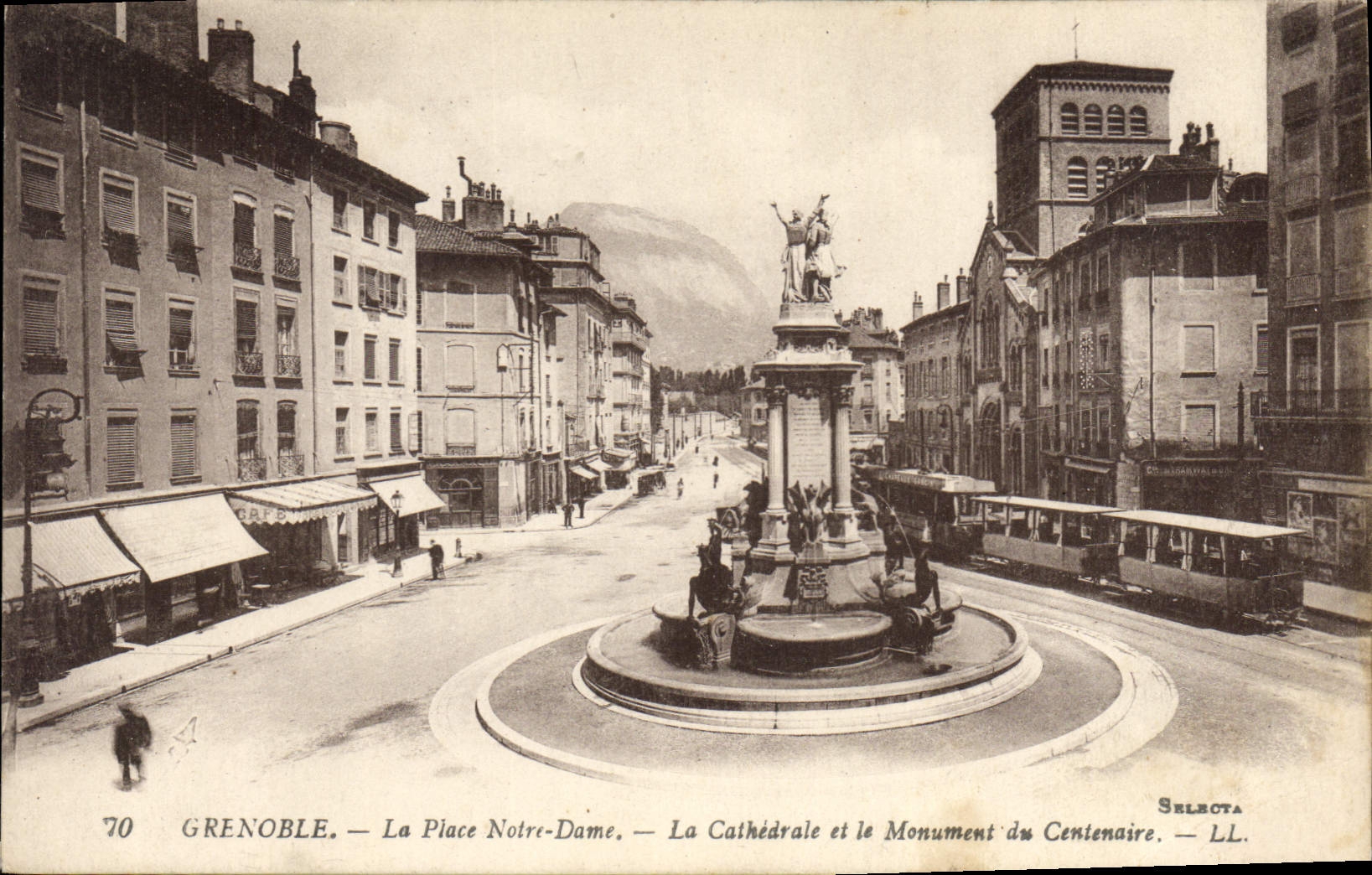 Grenoble — La Place Notre-Dame, La Cathédrale et le Monument du Centenaire — Selrota, LL, n°70