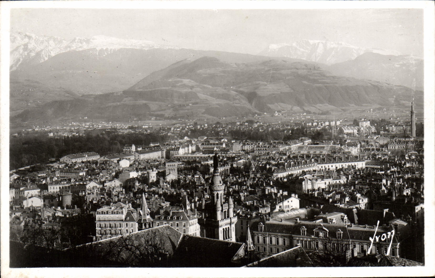 Grenoble — vue générale et le Toitilfefer — Yvory