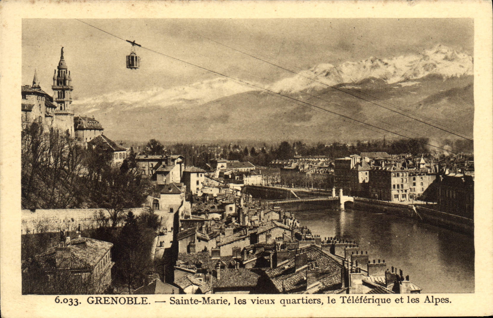 Grenoble — Sainte-Marie, les vieux quartiers, le Téléférique et les Alpes.