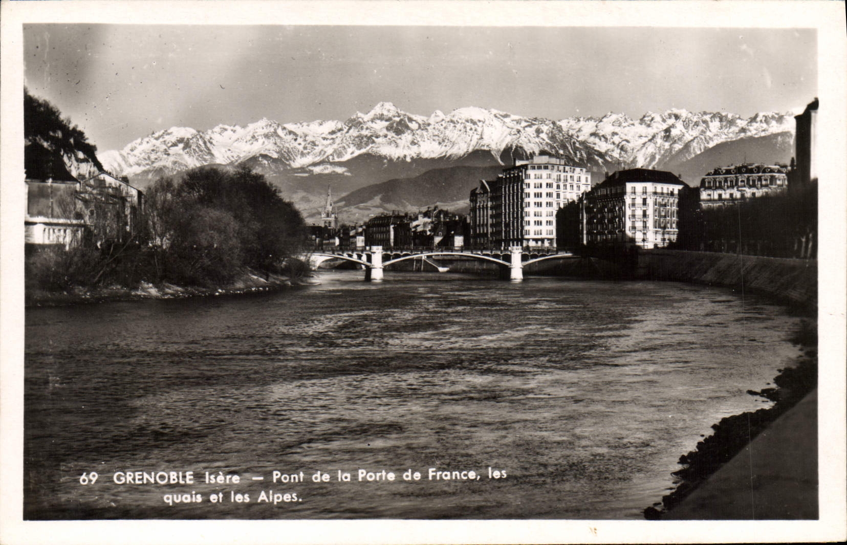 Grenoble — Isère — Pont de la Porte de France, les quais et les Alpes