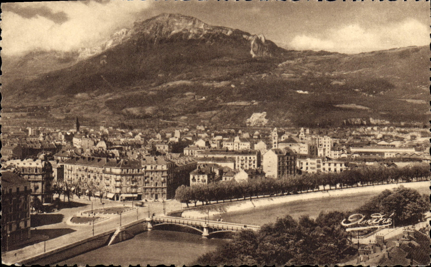 Grenoble — Vue générale et le Moucherotte (1895 m.) — Édition d'Art Grenoble, n° 988
