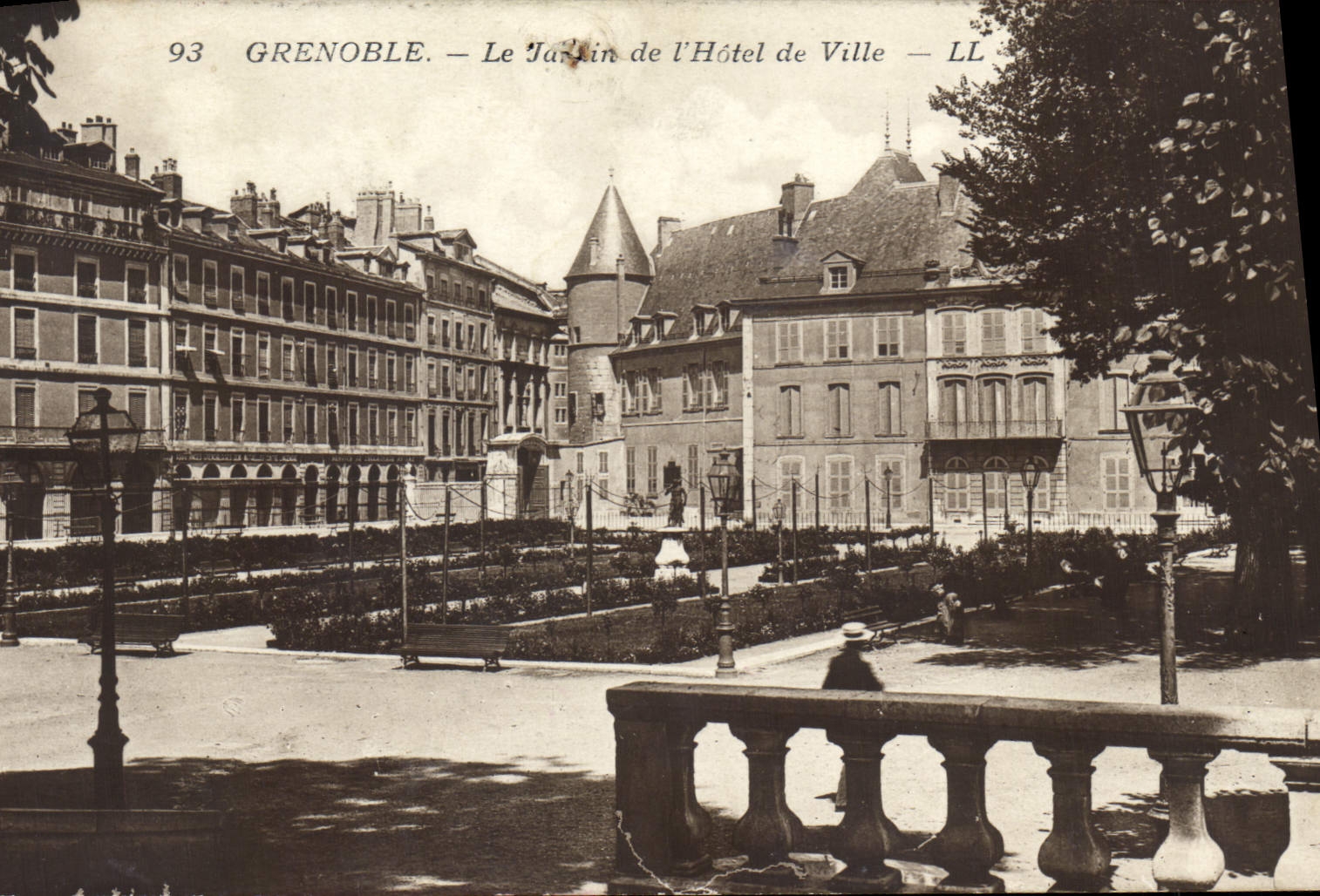 Grenoble — Le Jardin de l'Hôtel de Ville — LL