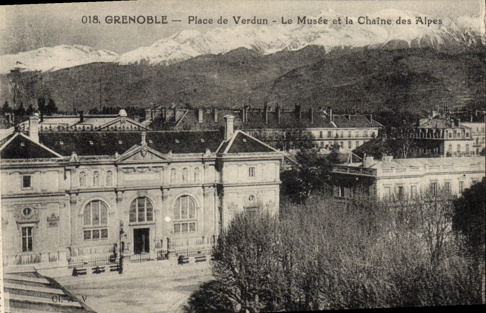 Grenoble — Place de Verdun — Das Museum und die Alpenkette