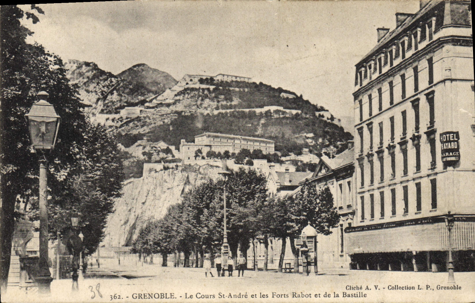 Grenoble - Le Cours St-André et les Forts Rabot et de la Bastille — Cliché A. V., Collection L. P., Grenoble