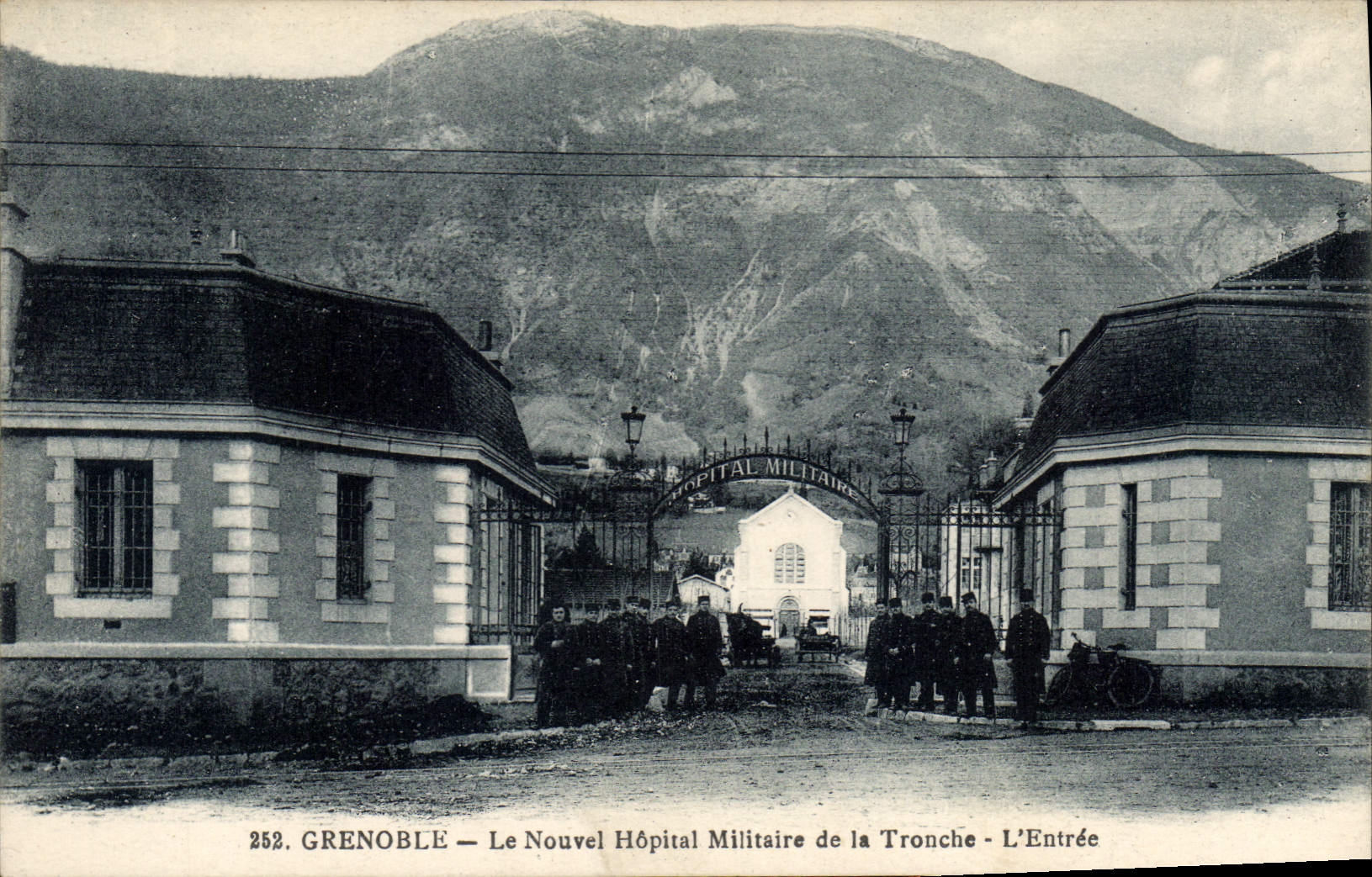 Grenoble — Das Neue Militärkrankenhaus La Tronche — Der Eingang