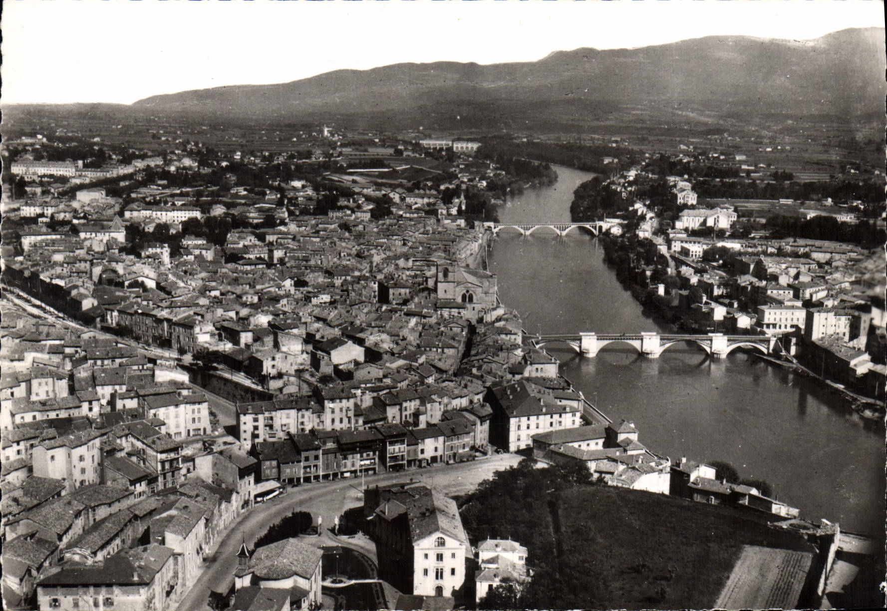 Romans et Bourg de Péage (Drôme) — Vue aérienne; les deux ponts sur l'Isère; dans le fond, le barrage de Pizançon — Cliché aérien J. Cellard — Lyon