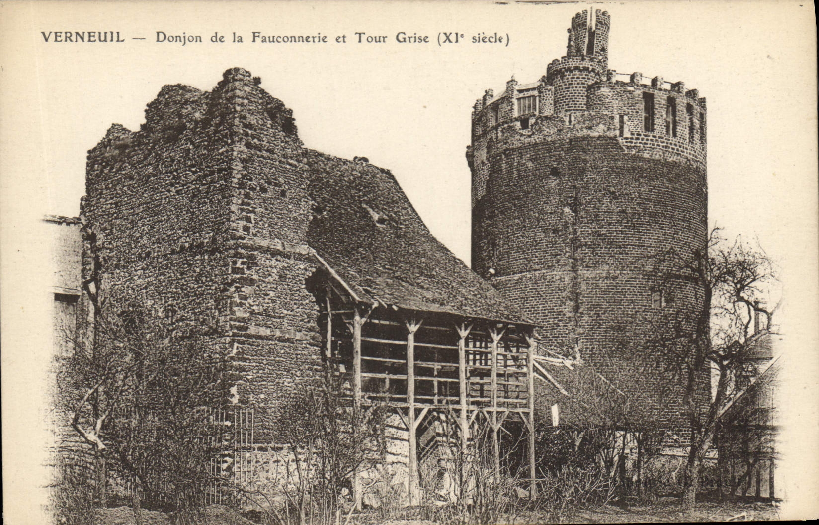 Verneuil — Donjon de la Fauconnerie et Tour Grise (XIe siècle)