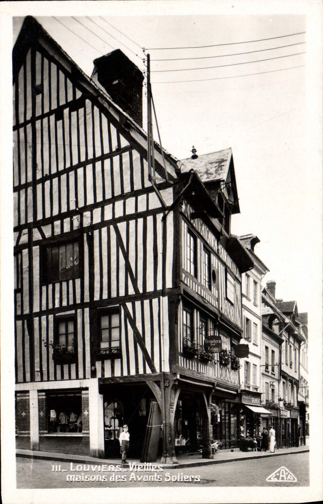 Louvières - Vieilles maisons des Avants Soliers — éditeur A.A. n° III