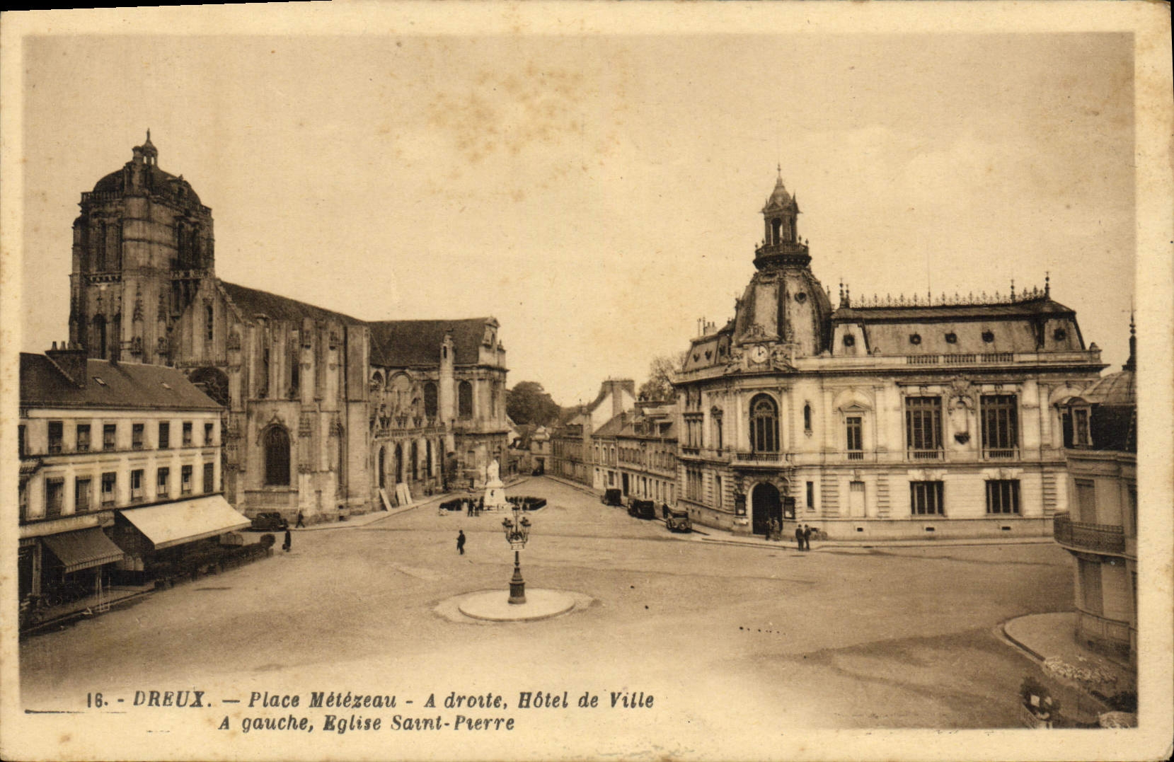 Dreux — Place Métézeau avec à gauche l'Église Saint-Pierre et à droite l'Hôtel de Ville