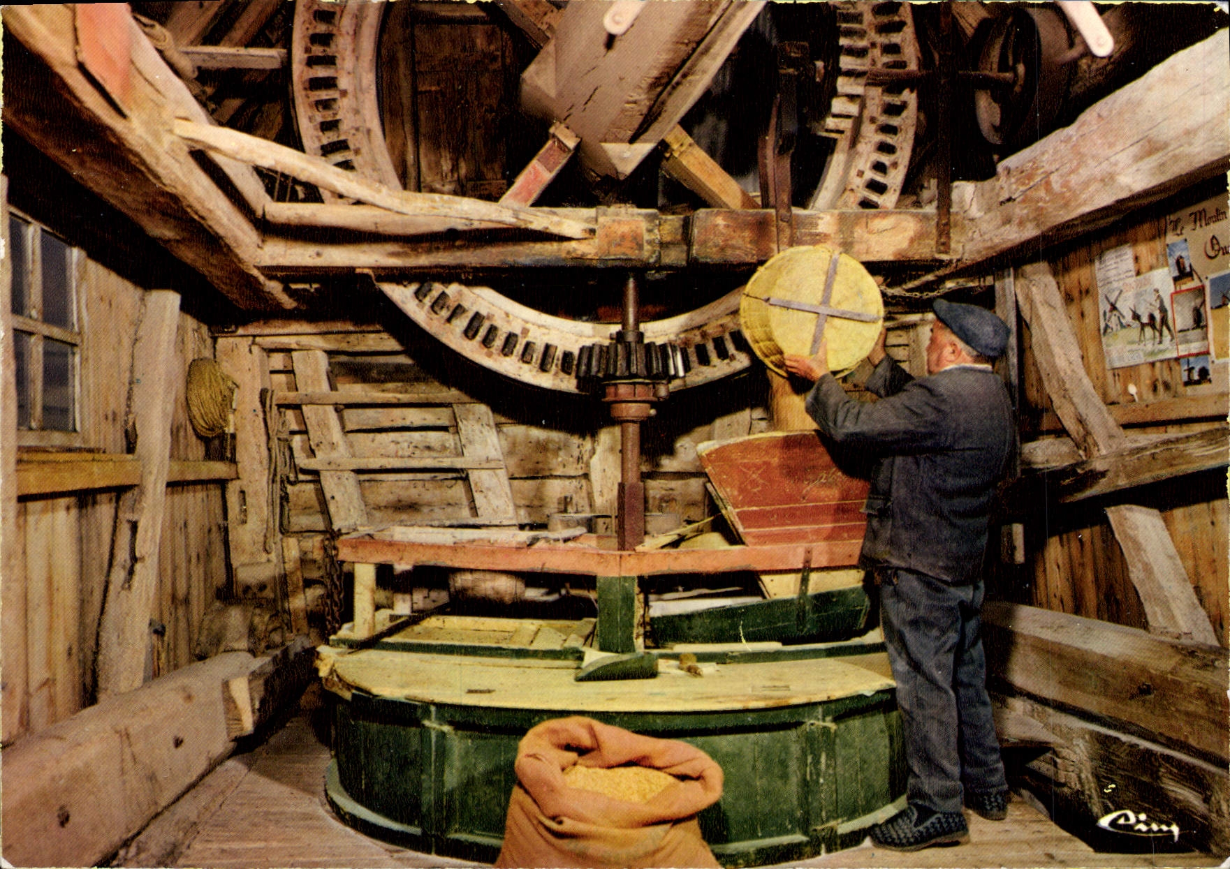 Intérieur du Moulin à vent — Ouarville (E.-et-L.) — Imprimeur CIMCOLOR