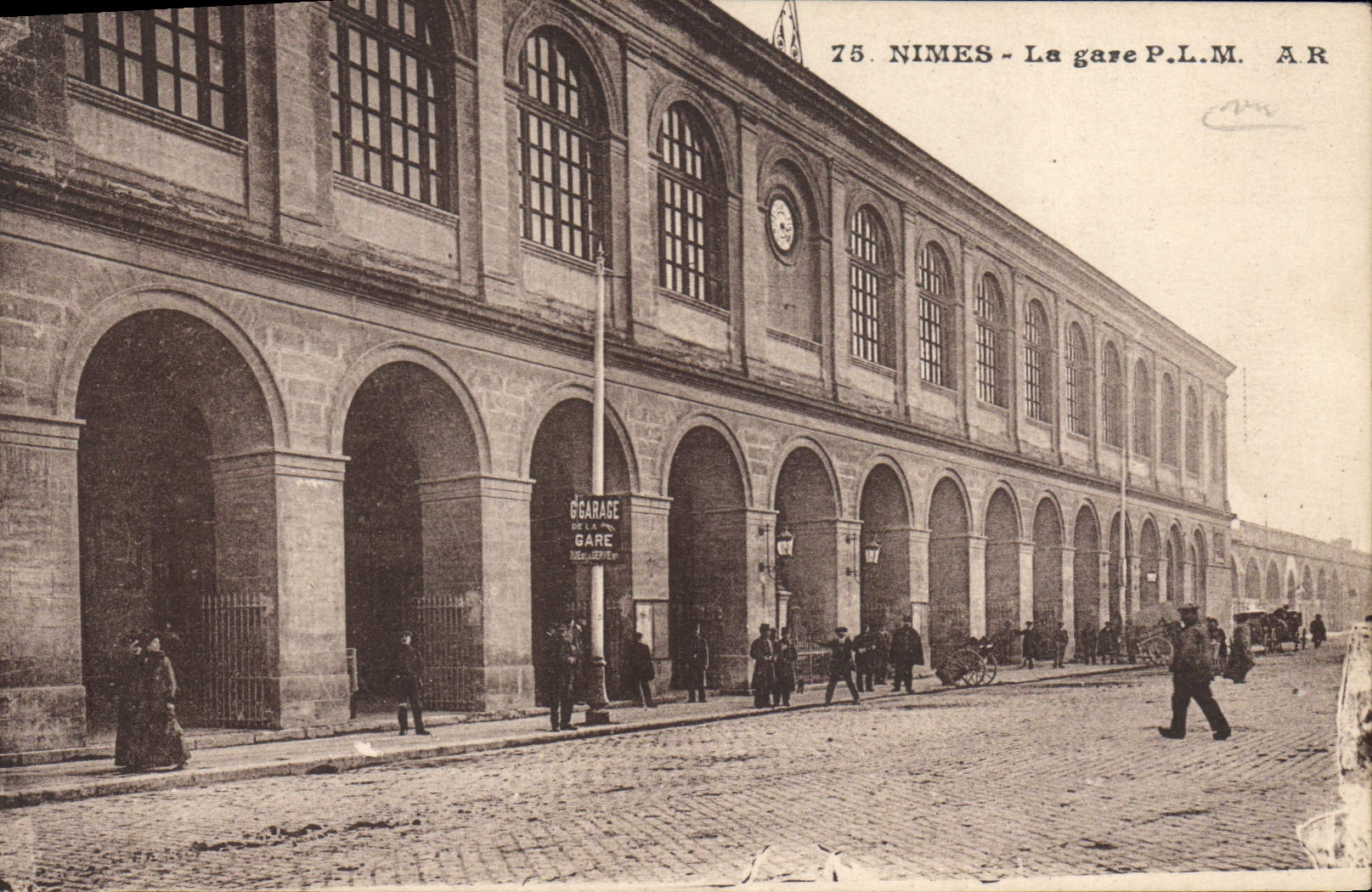 Nîmes - La gare P.L.M. — vue de la façade avec arcades et horloge — éditeur A.R. n°75