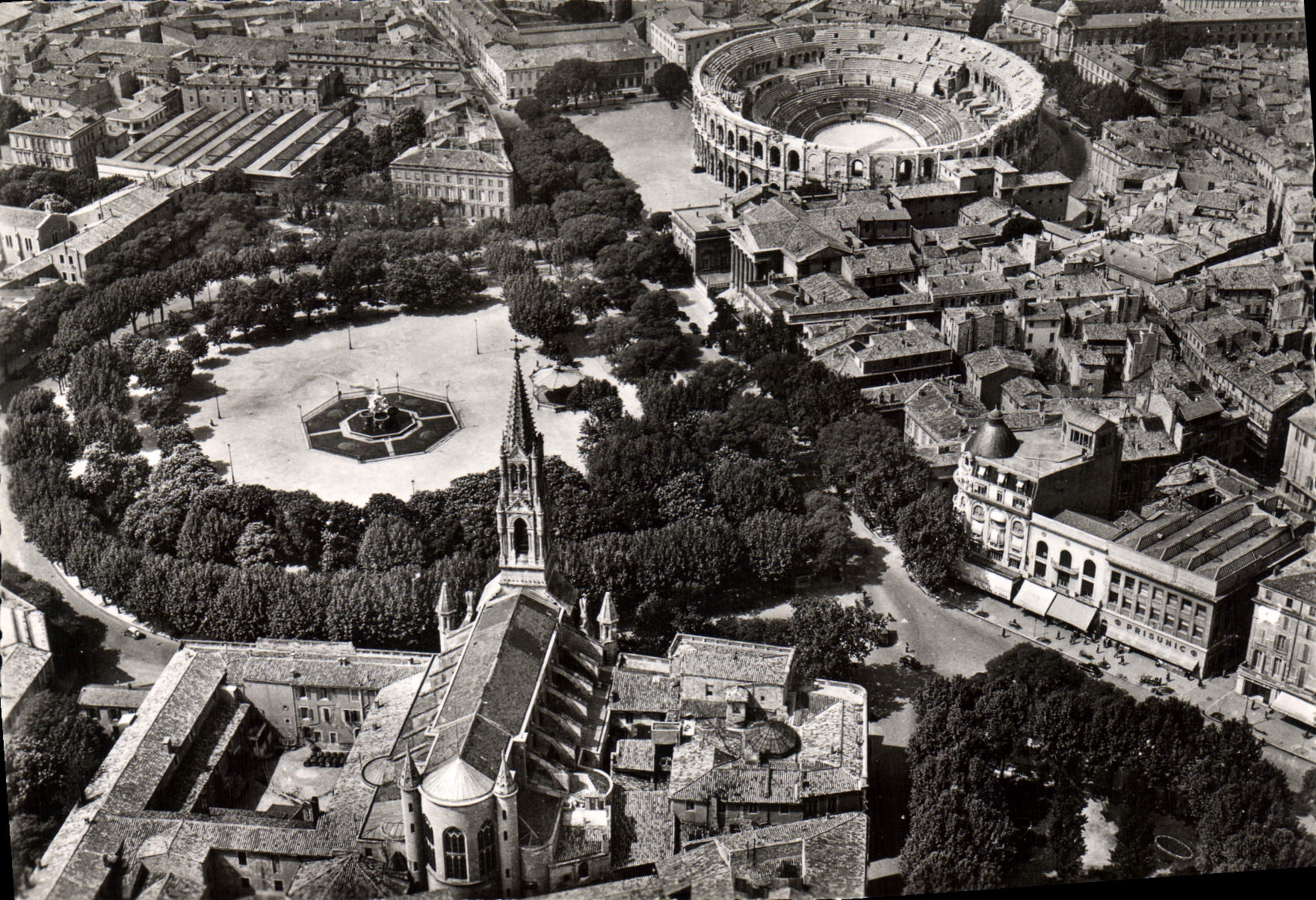 Nîmes (Gard) — Vue aérienne. L'Église Sainte-Perpétue, la fontaine Pradier et les Arènes — Cliché des Frères Lumière, Lyon