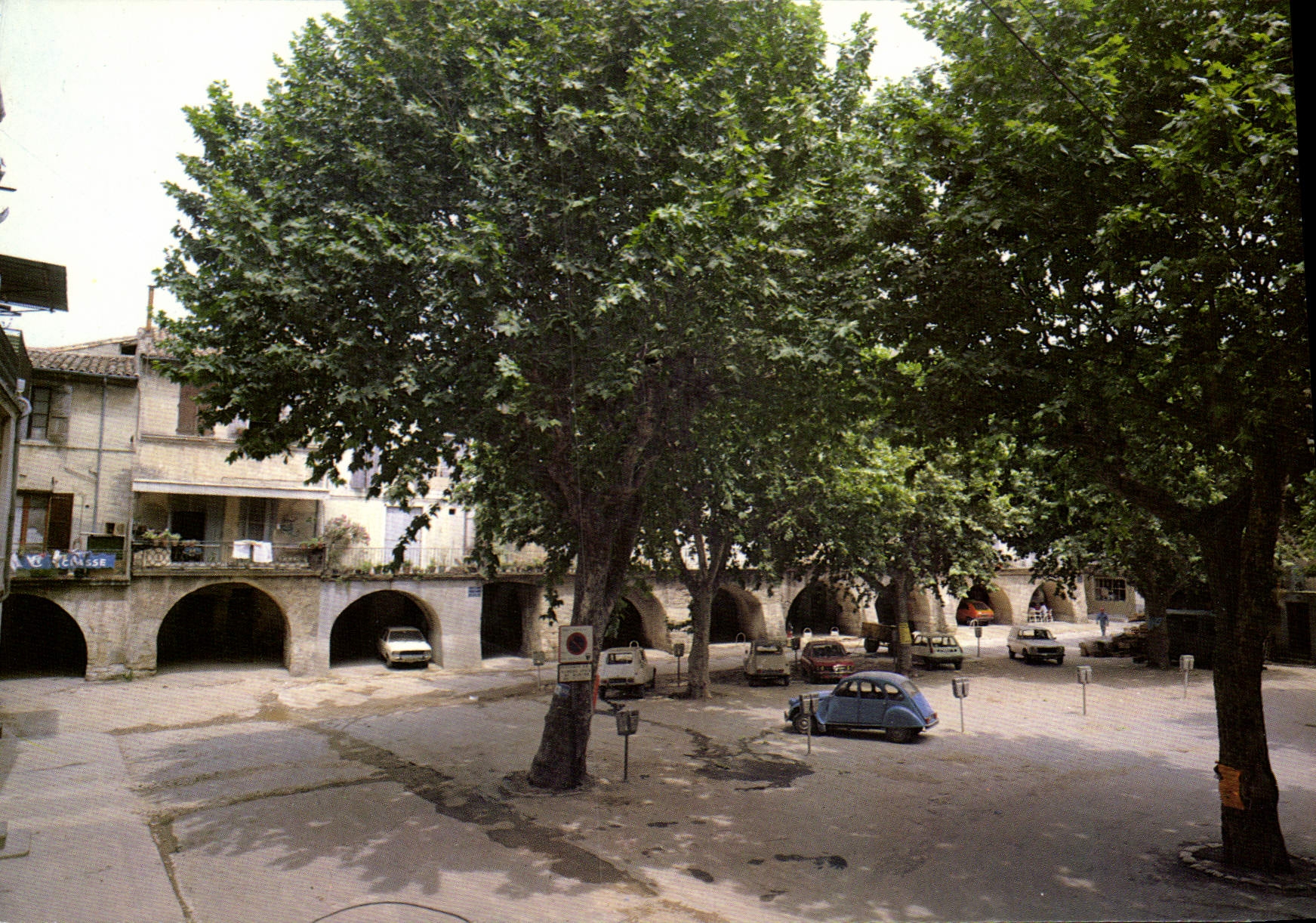 CPSM Sommiers Place Du Marche Et Ses Arcades