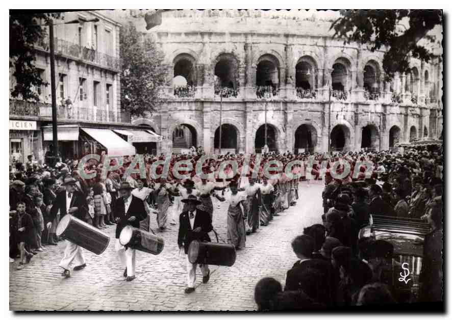 Nîmes (Gard) — Défilé des Tambourinaires et d'Arlésiennes sur le boulevard Victor-Hugo — Édition SCHFETTER, ALBI (Tarn)