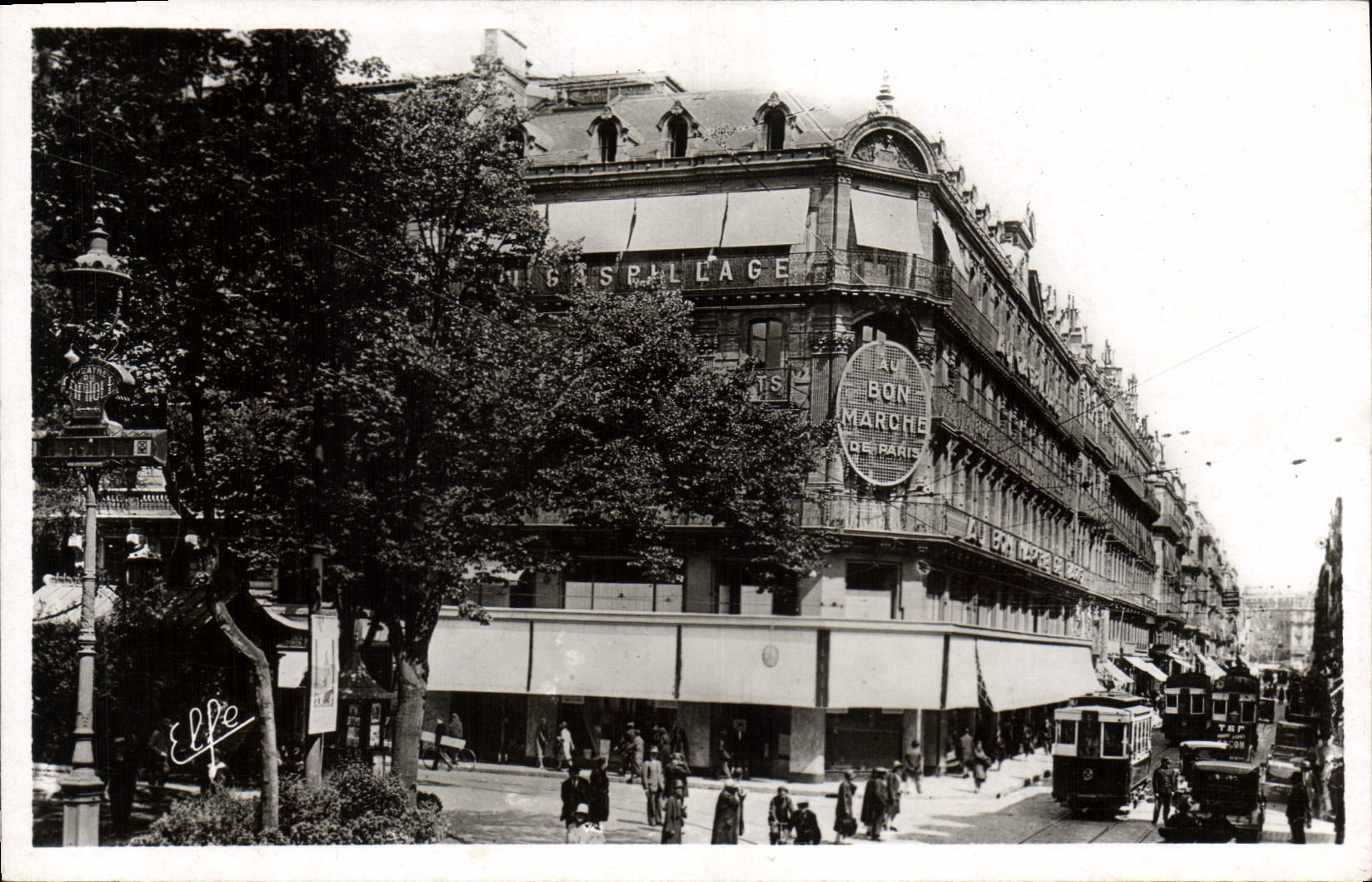 Le Bon Marché de Paris — vue de la façade et du tramway — Éditeur : Éditions Labouche, Toulouse