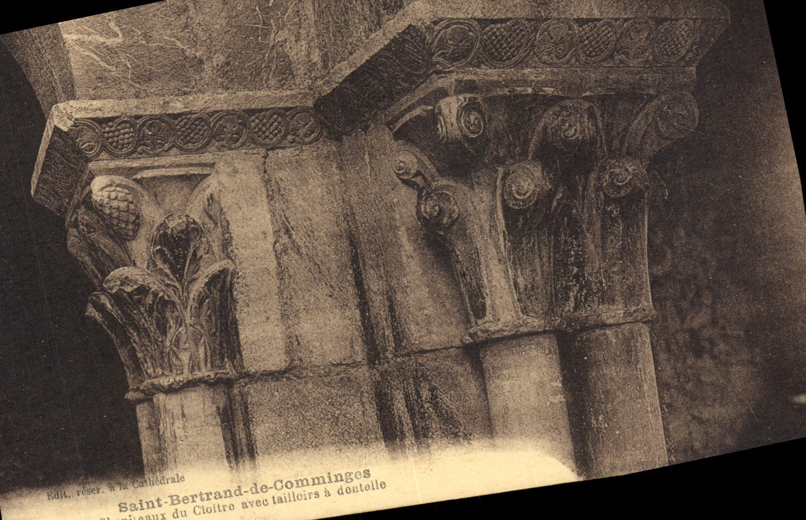CPA Saint Bertrand De Comminges Chapiteaux du Cloitre