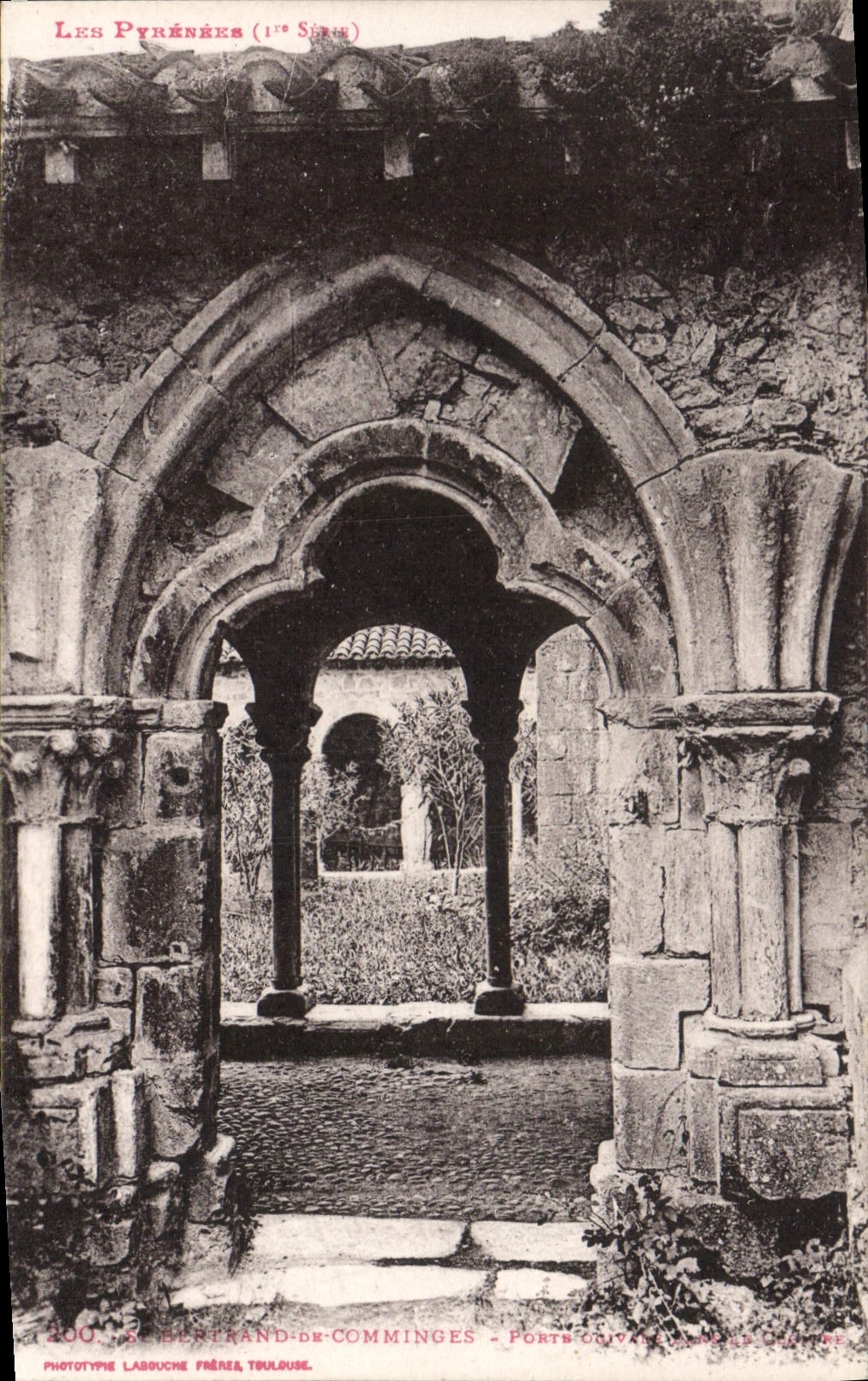 Porte coivée à Saint-Brandan-de-Comminges — Les Pyrénées (1ère Série) — Phototype Labouche Frères, Toulouse