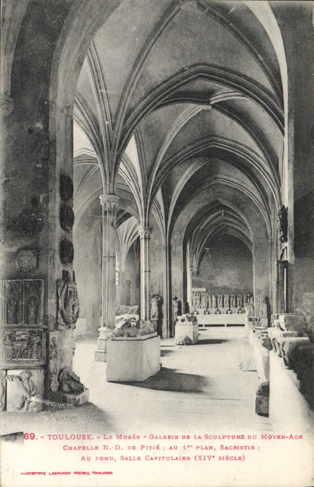Toulouse - Le Musée - Galerie de la Sculpture du Moyen-Âge ; Chapelle N.-D. de Pitié, au 1er plan, Sacristie ; au fond, Salle Capitulaire (XIVe siècle)