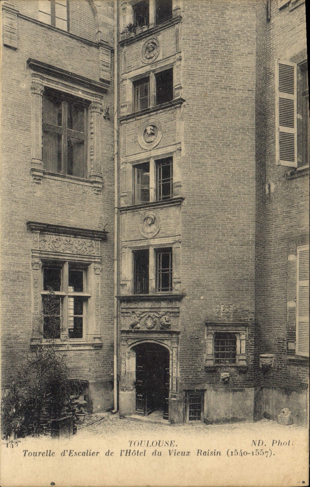 Toulouse — Tour de l'escalier de l'Hôtel du Vieux Raisin (1540-1557) — ND. Phot.