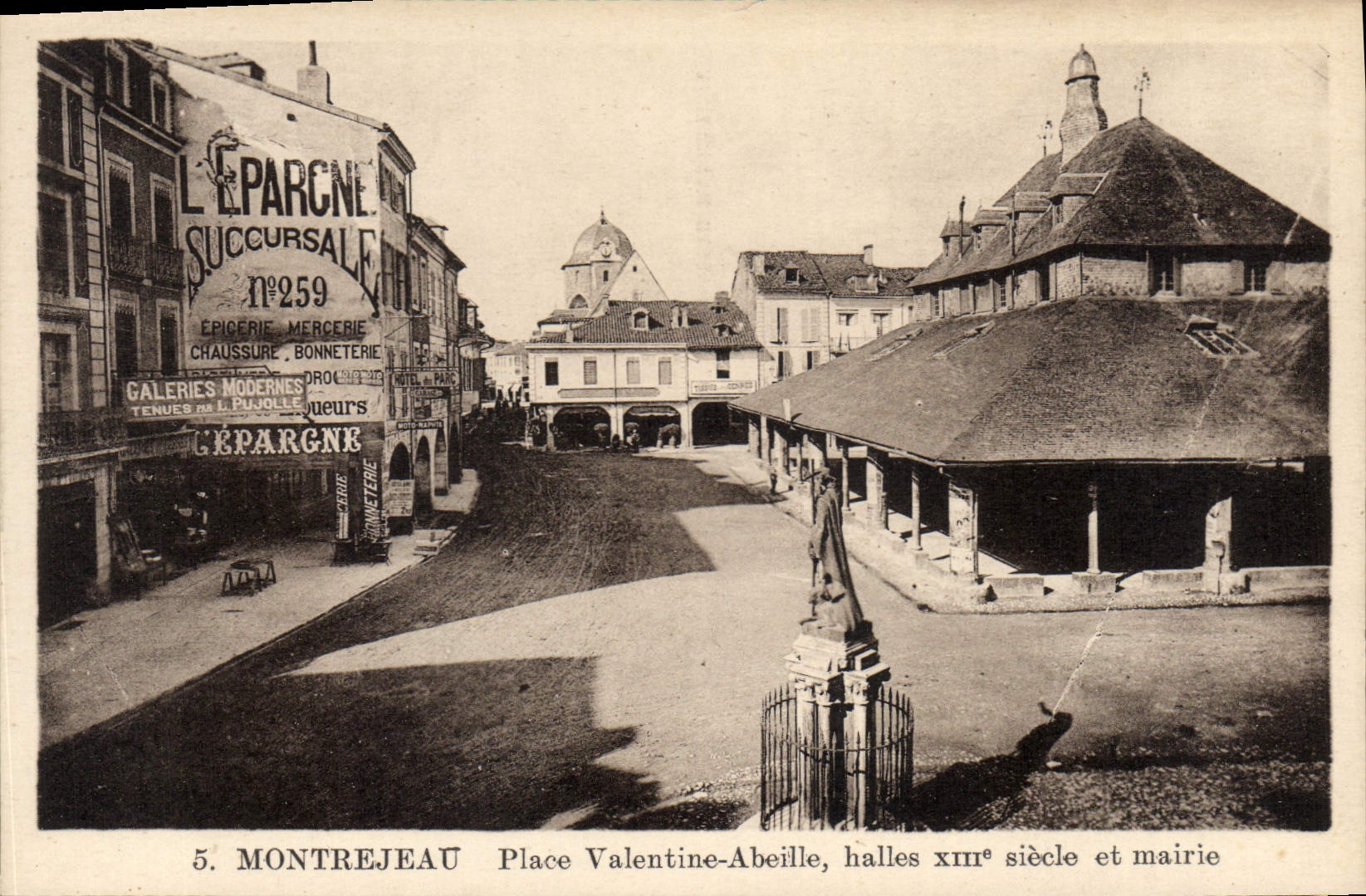 Montrejeau — Place Valentine-Abeille, halles XIIIe siècle et mairie — Librairie Parisienne
