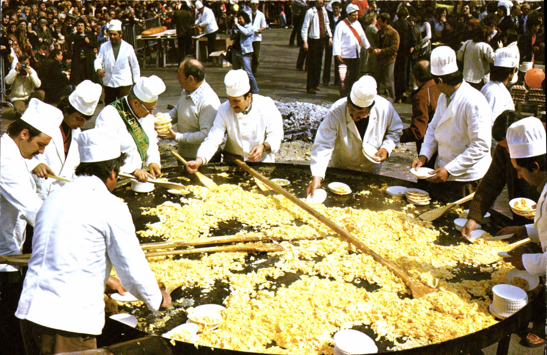 Grand feu de la Semaine - L'omelette géante de Pâques — Éditions d'Art 64, Bessières (31)