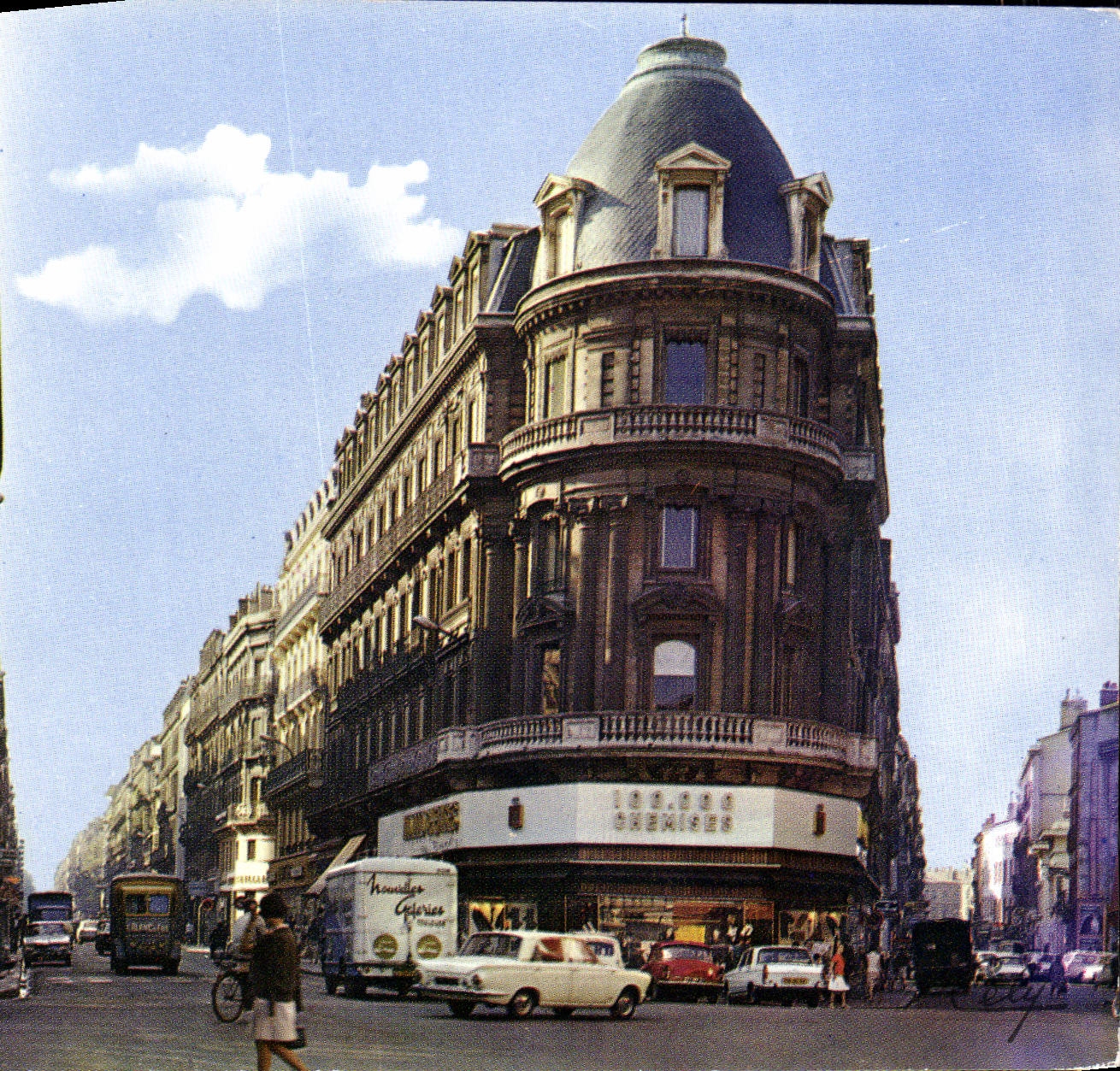 Paris — Avenue de l'Opéra — immeuble avec enseigne 'Moussier Galeries' — Éditions Saint-Alban