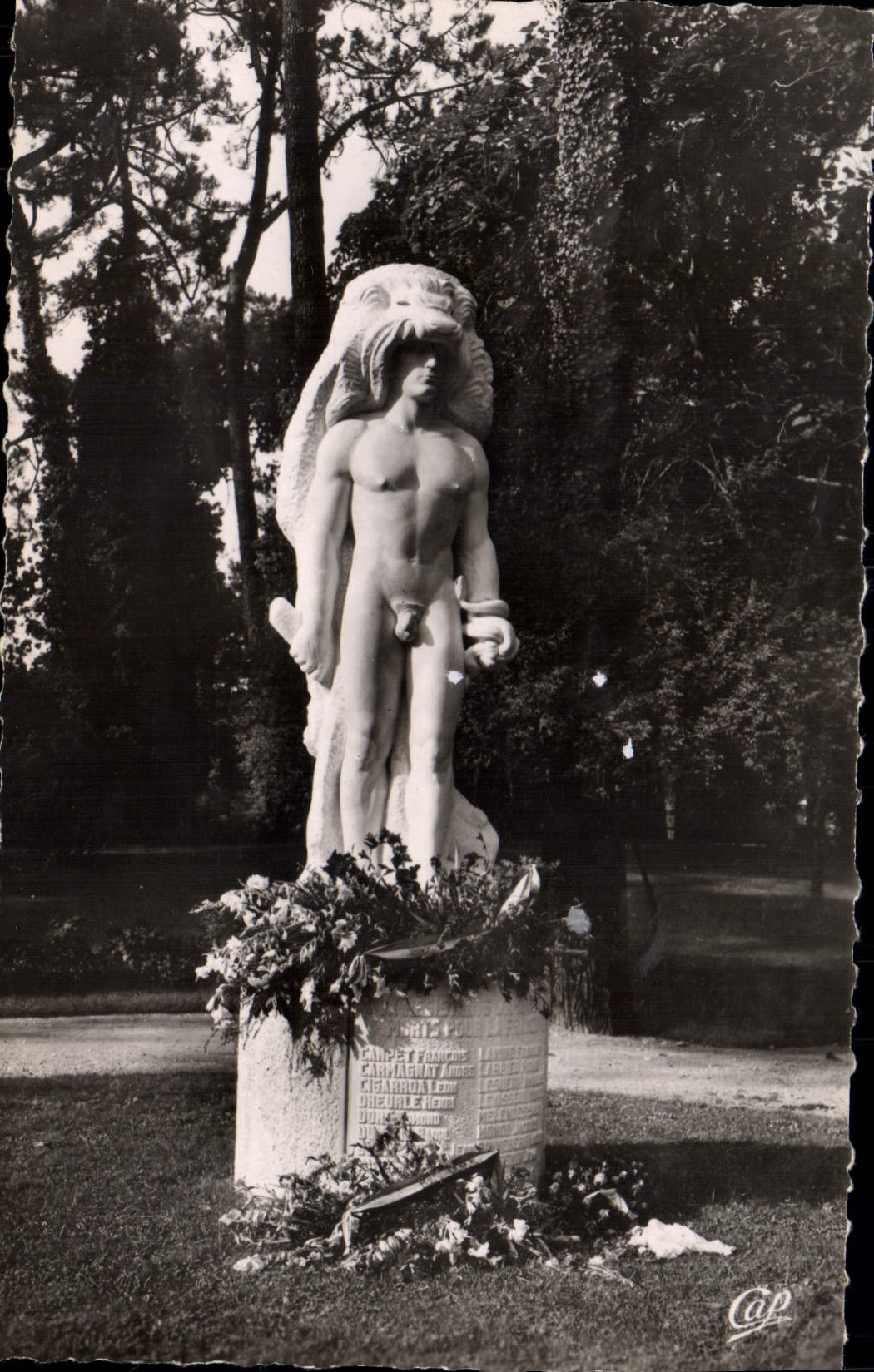 Arcachon - Côte d'Argent - Monument de la Résistance — (Claude Bouscant, sculpt.)