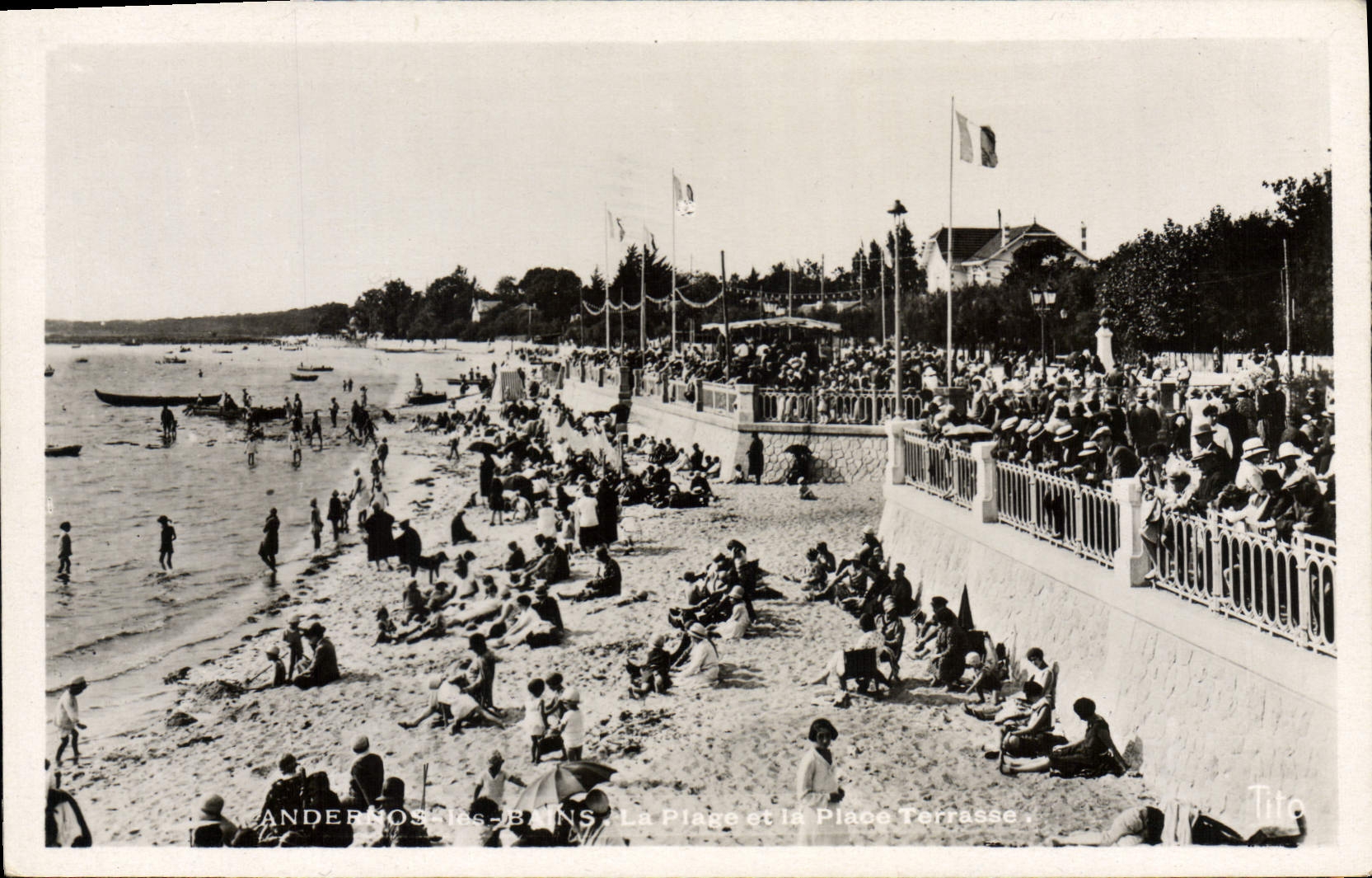 Andernos-les-Bains. Die Strände und die Terrassen-Platz — Tito