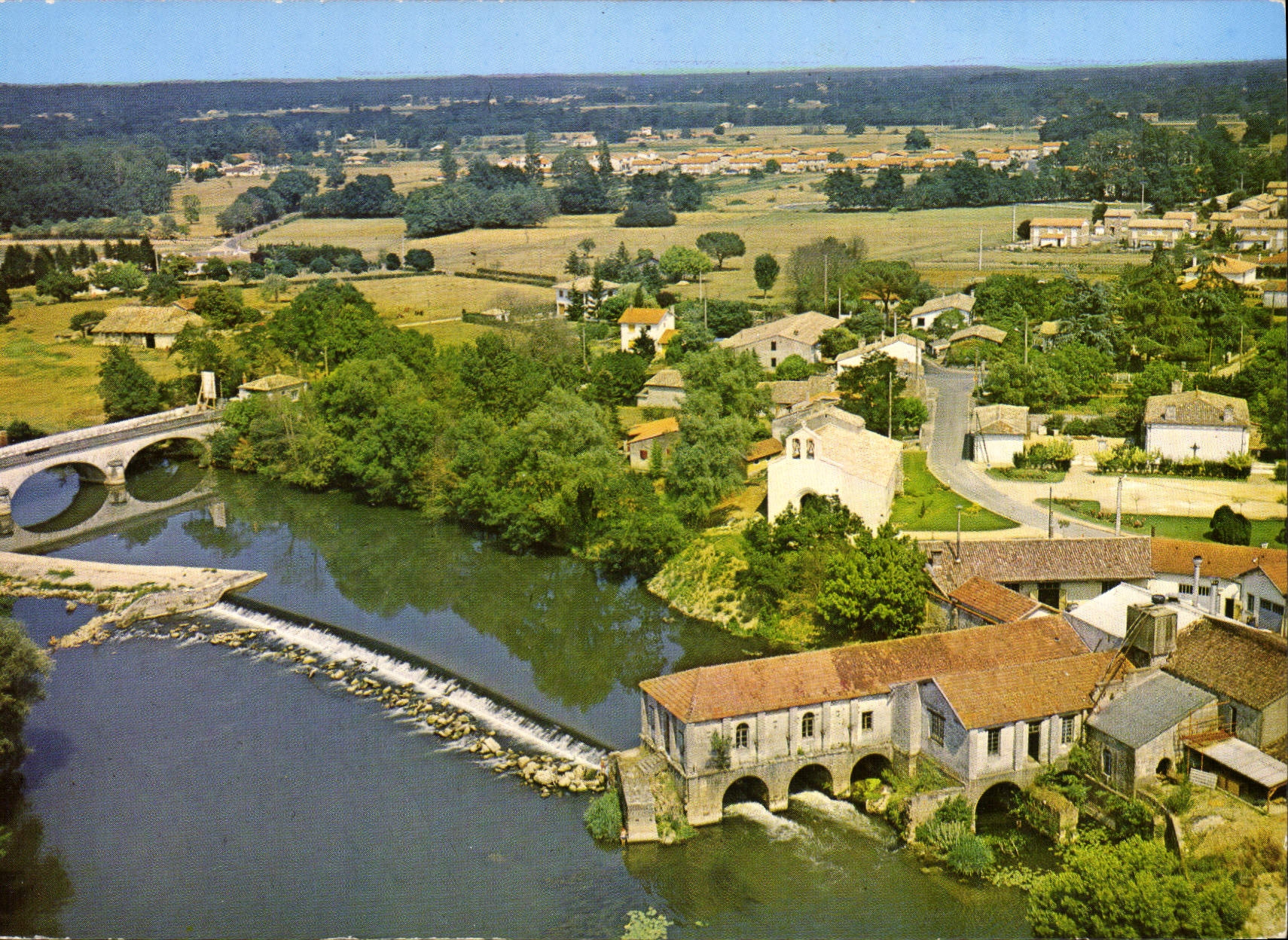 Saint-Seurin-sur-l'Isle (Gironde) — L'église et l'usine sur les bords de l'Isle. Vue aérienne.