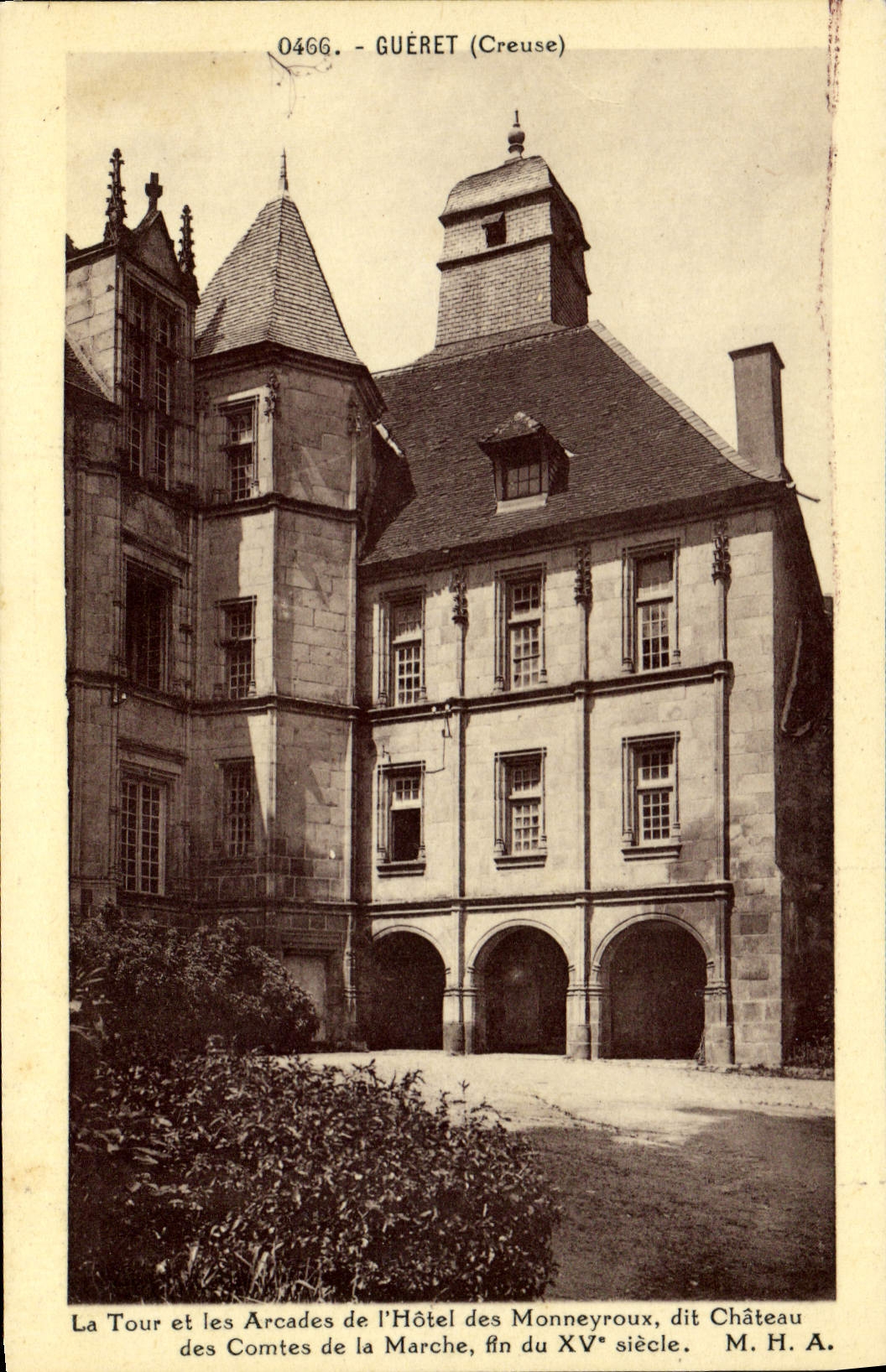 CPA Gueret La Tour Et Les Arcades De I'Hotel Des Monneyroux Dit Château des Comtes de la Marche