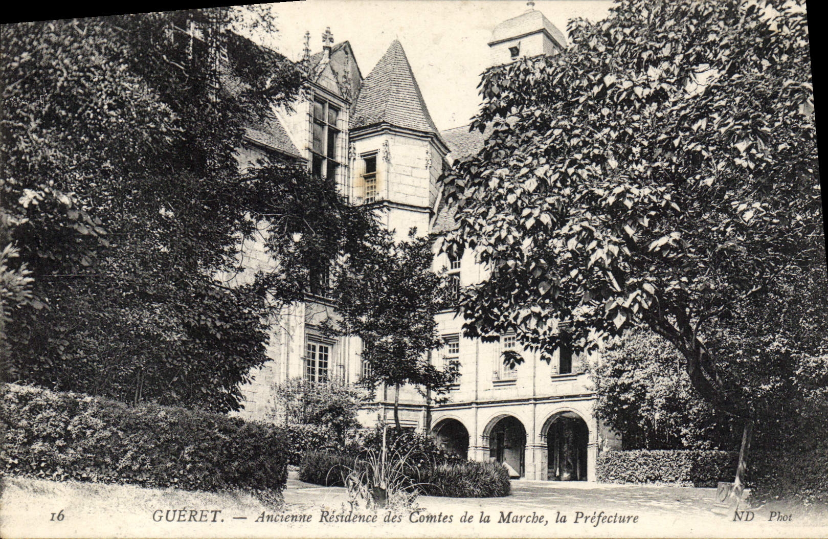 CPA Gueret Ancienne Residence Des Comtes De La Marche La Prefecture