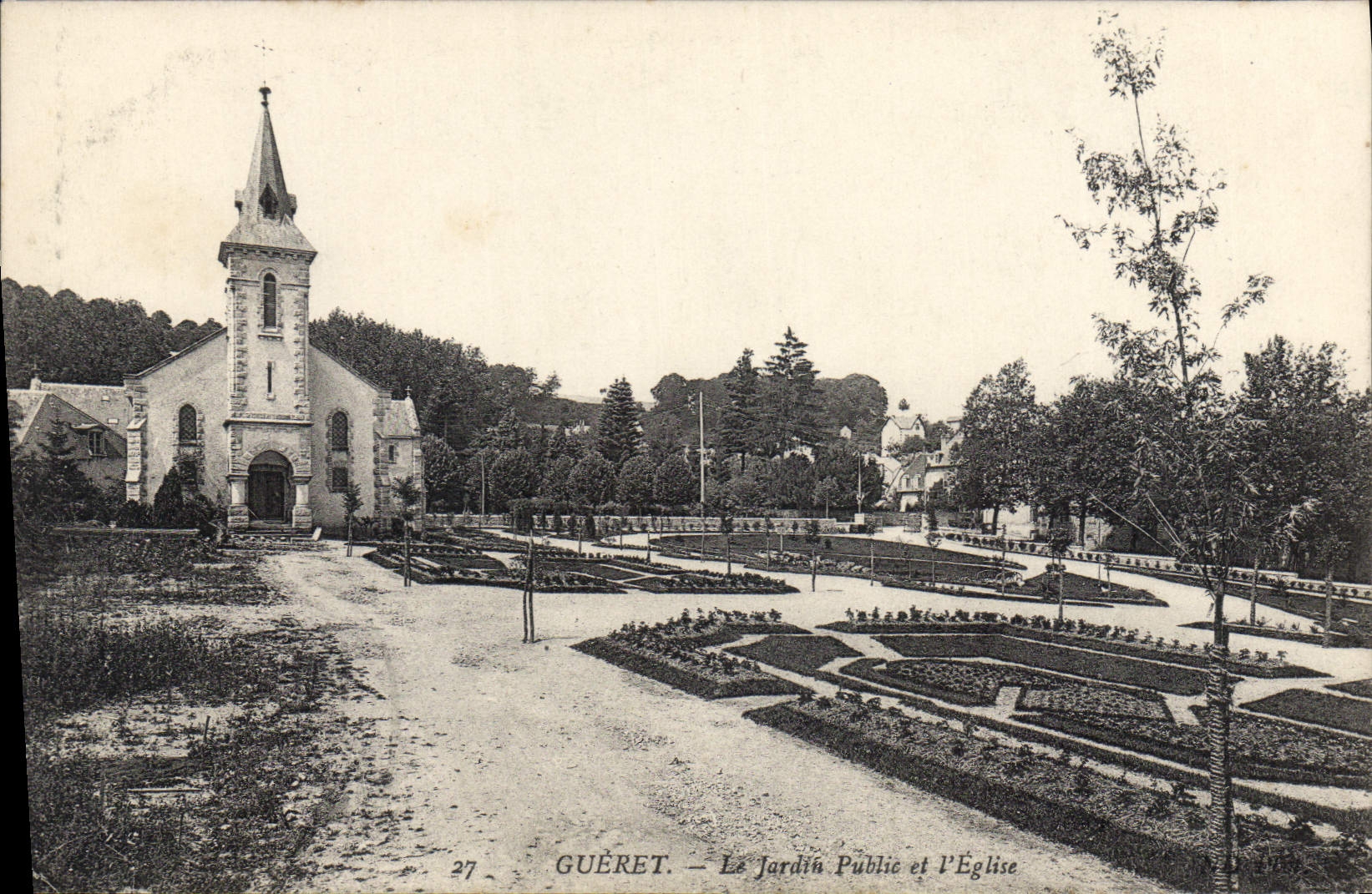CPA Gueret Le Jardin Public Et I'Eglise