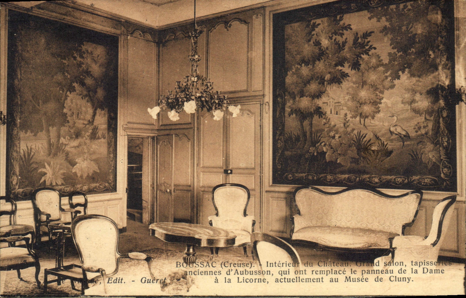 Boussac (Creuse) - Intérieur du Château. Grand salon, tapisseries anciennes d'Aubusson, qui ont remplacé le panneau de la Dame à la Licorne, actuellement au Musée de Cluny.
