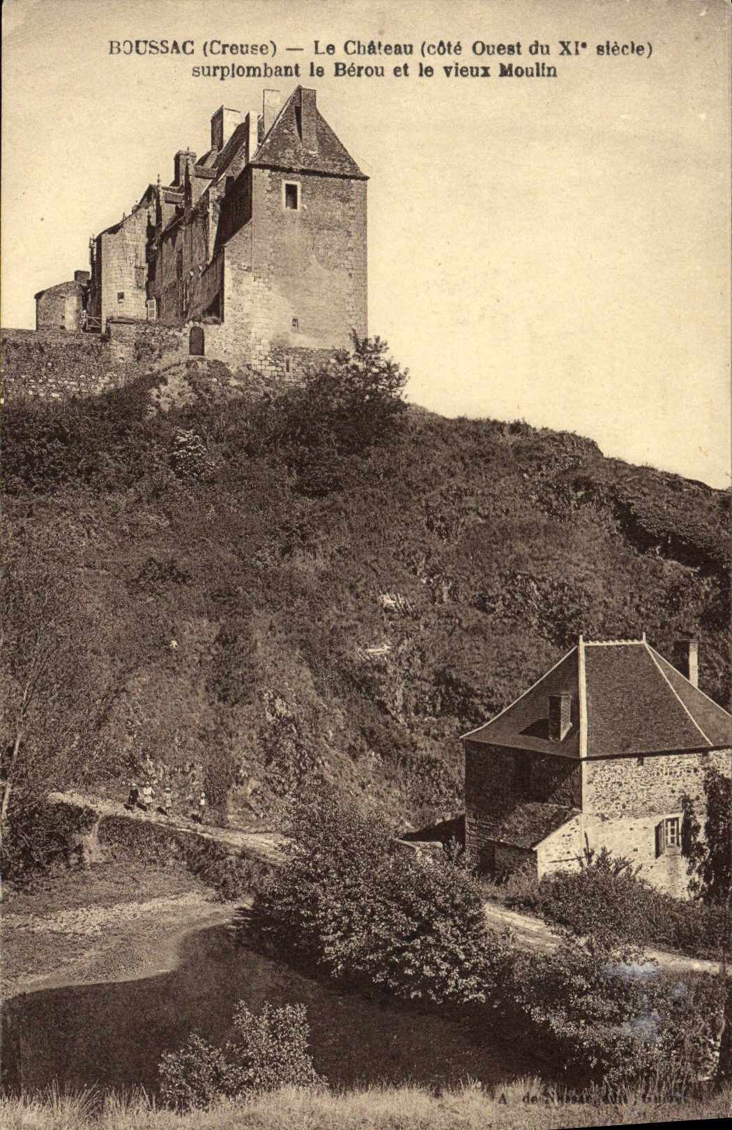 BOUSSAC (Creuse) — Le Château (côté Ouest du XIe siècle) surplombant le Bérou et le vieux Moulin