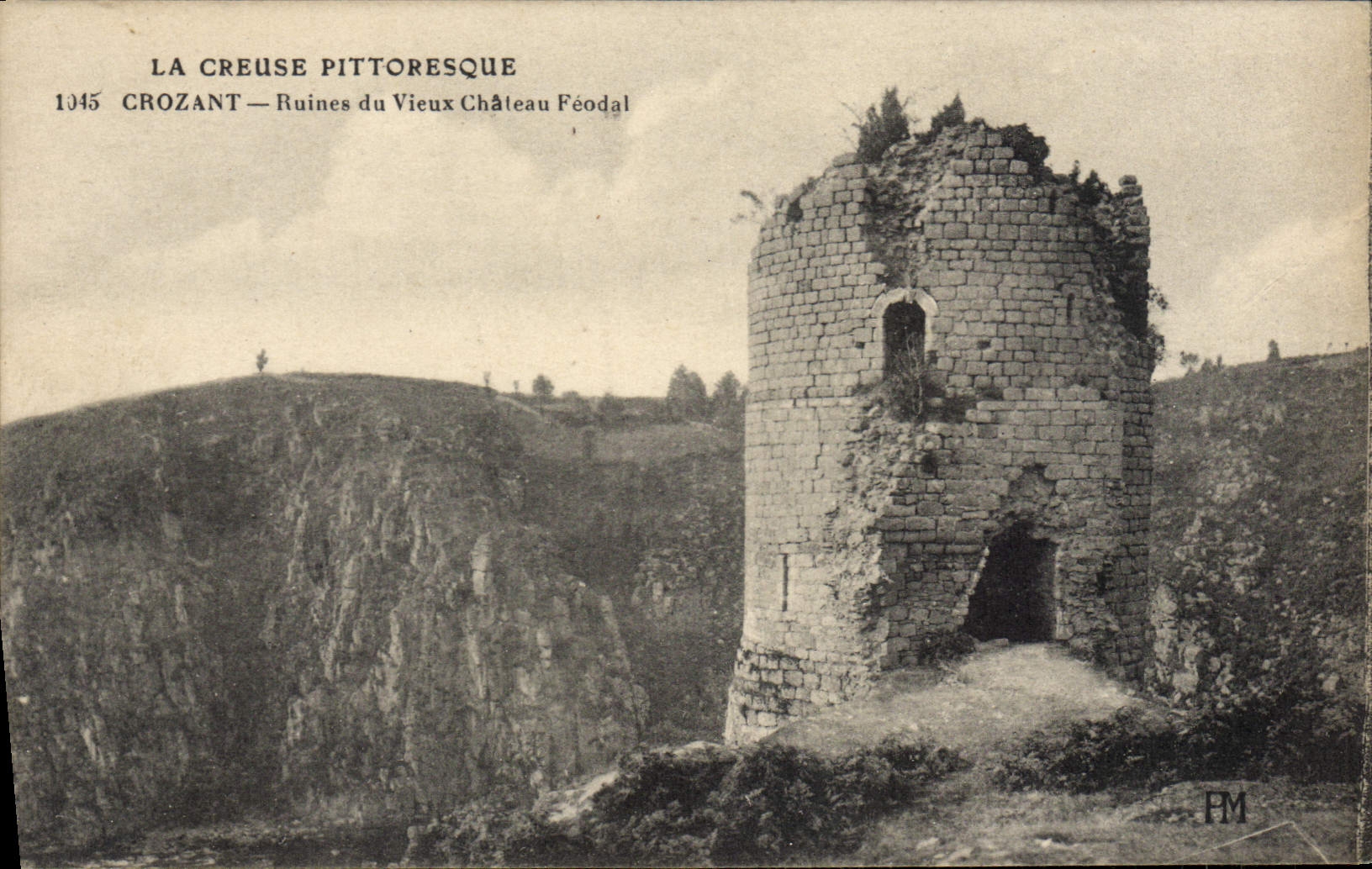 CROZANT — Ruines du Vieux Château Féodal — PM