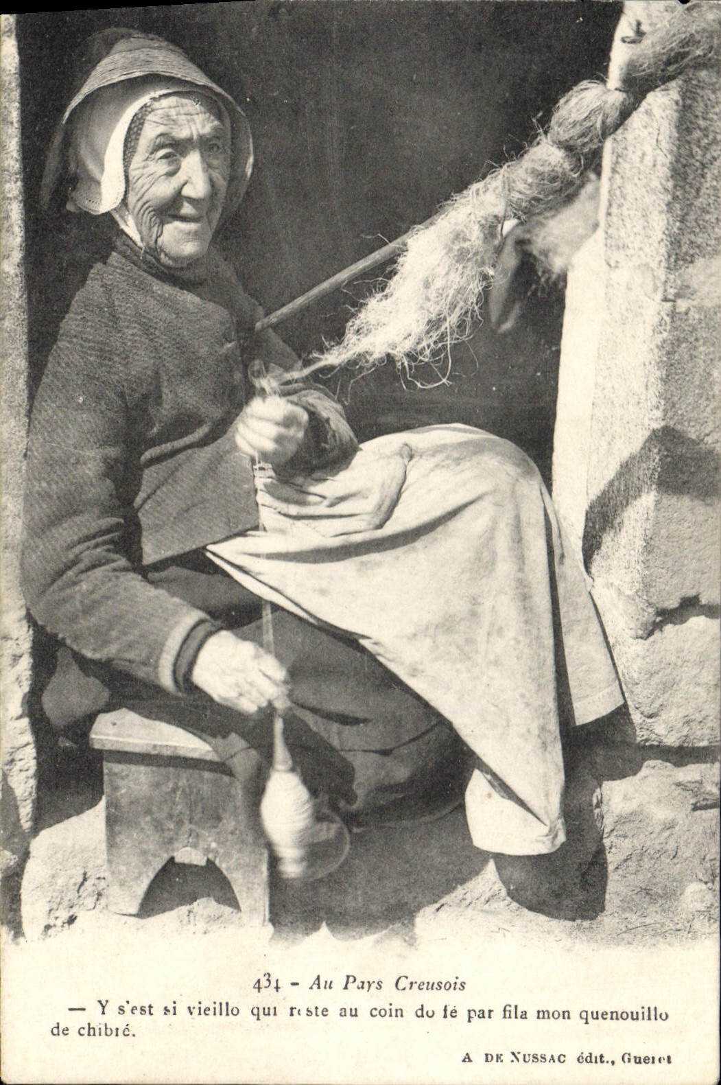 Ancienne femme du Pays Creusois — filant à la main — édit. A. De Nussac, Gueret