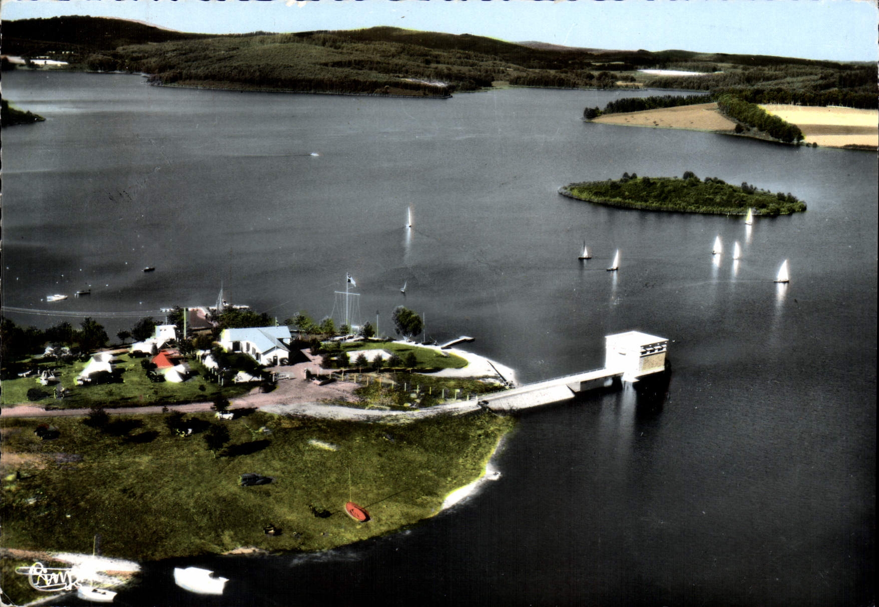 Barrage de Vassivière — vue aérienne — COMBIER (71, S.S.L.)