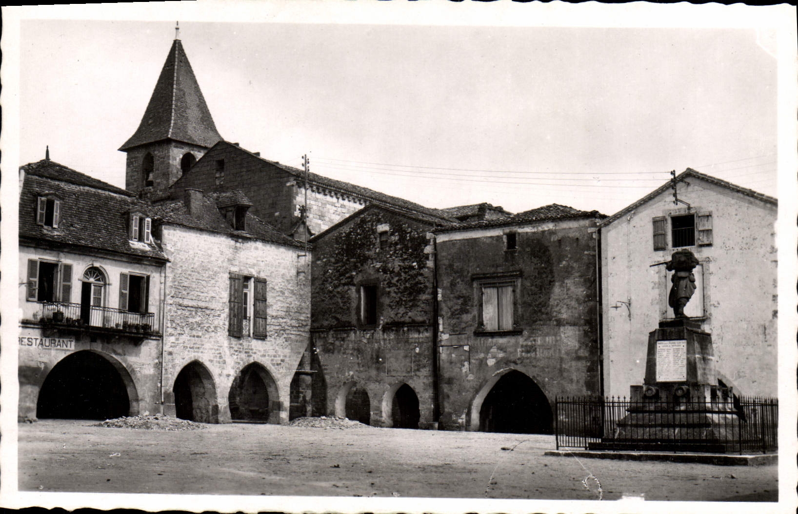CPA Monpazier Place Centrale Avec Clocher Eglise