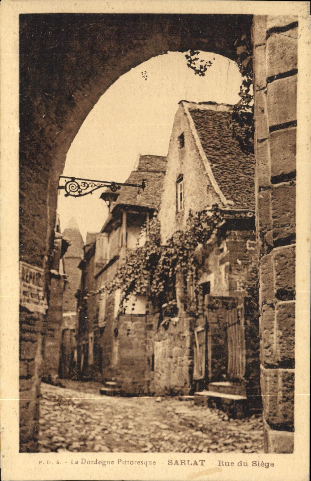 Sarlat - Rue du Siège — malerische Ansicht unter einem Steinarco, Verlag P.D.S.
