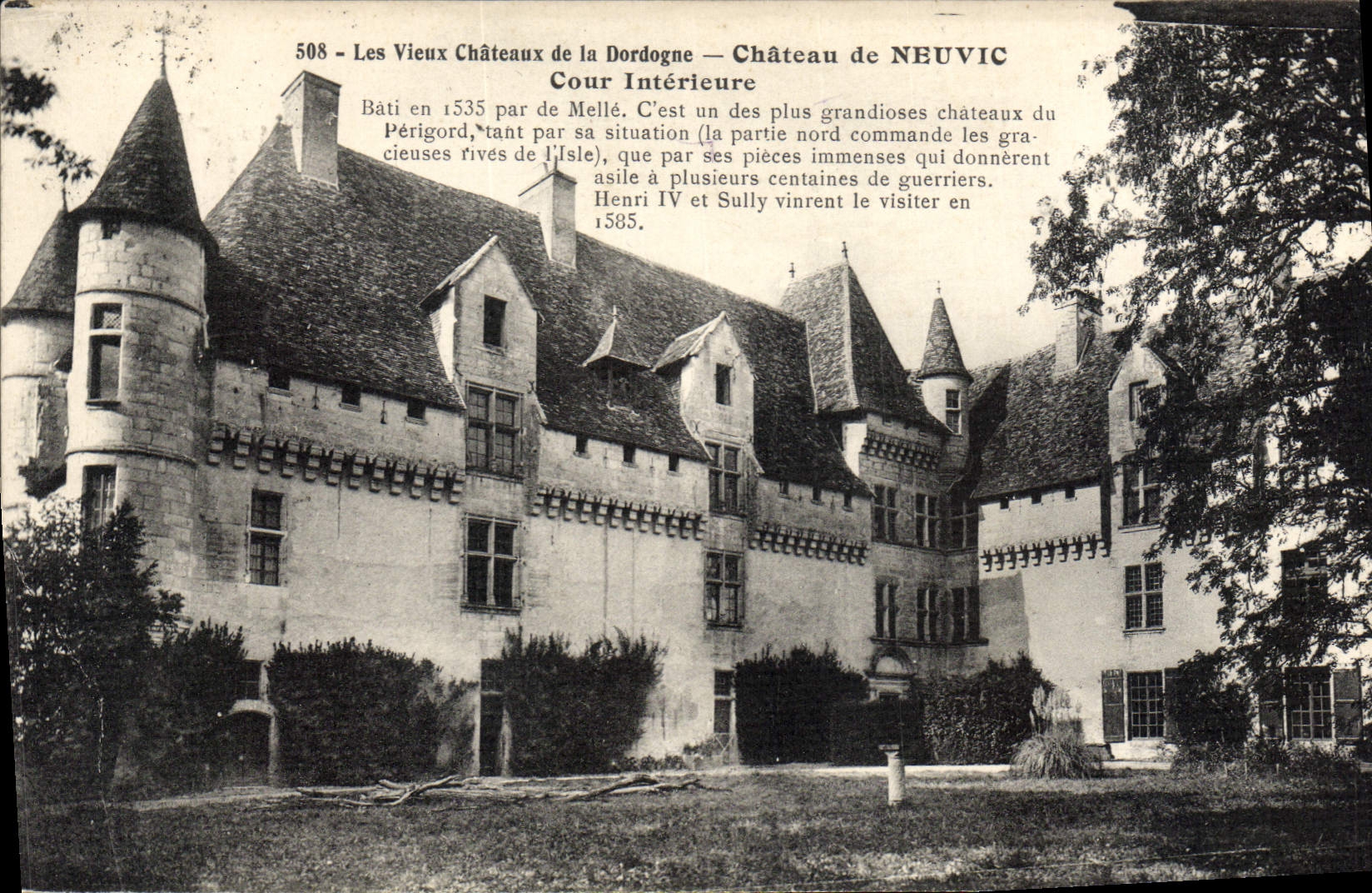 Château de Neuvic — Cour Intérieure — Les Vieux Châteaux de la Dordogne — Éditions Vues Artistiques, Louis Gavie, Limoges