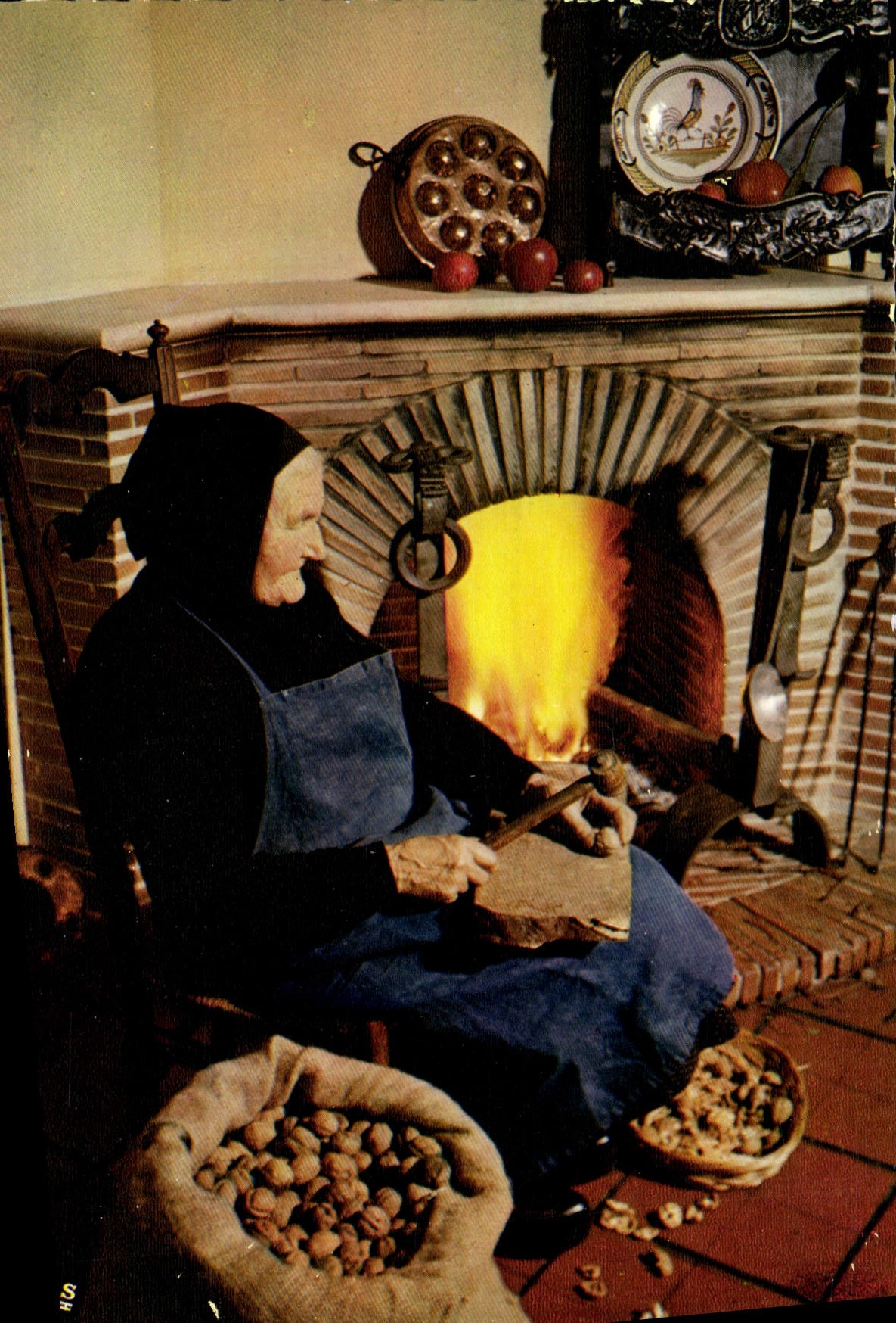CPSM En Perigord La Casseuse De Noix