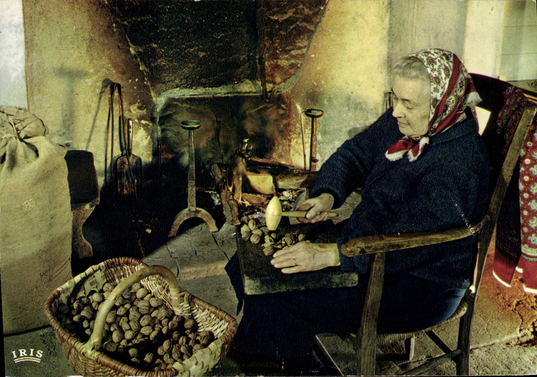 CPSM En Perigord La Casseuse De Noix