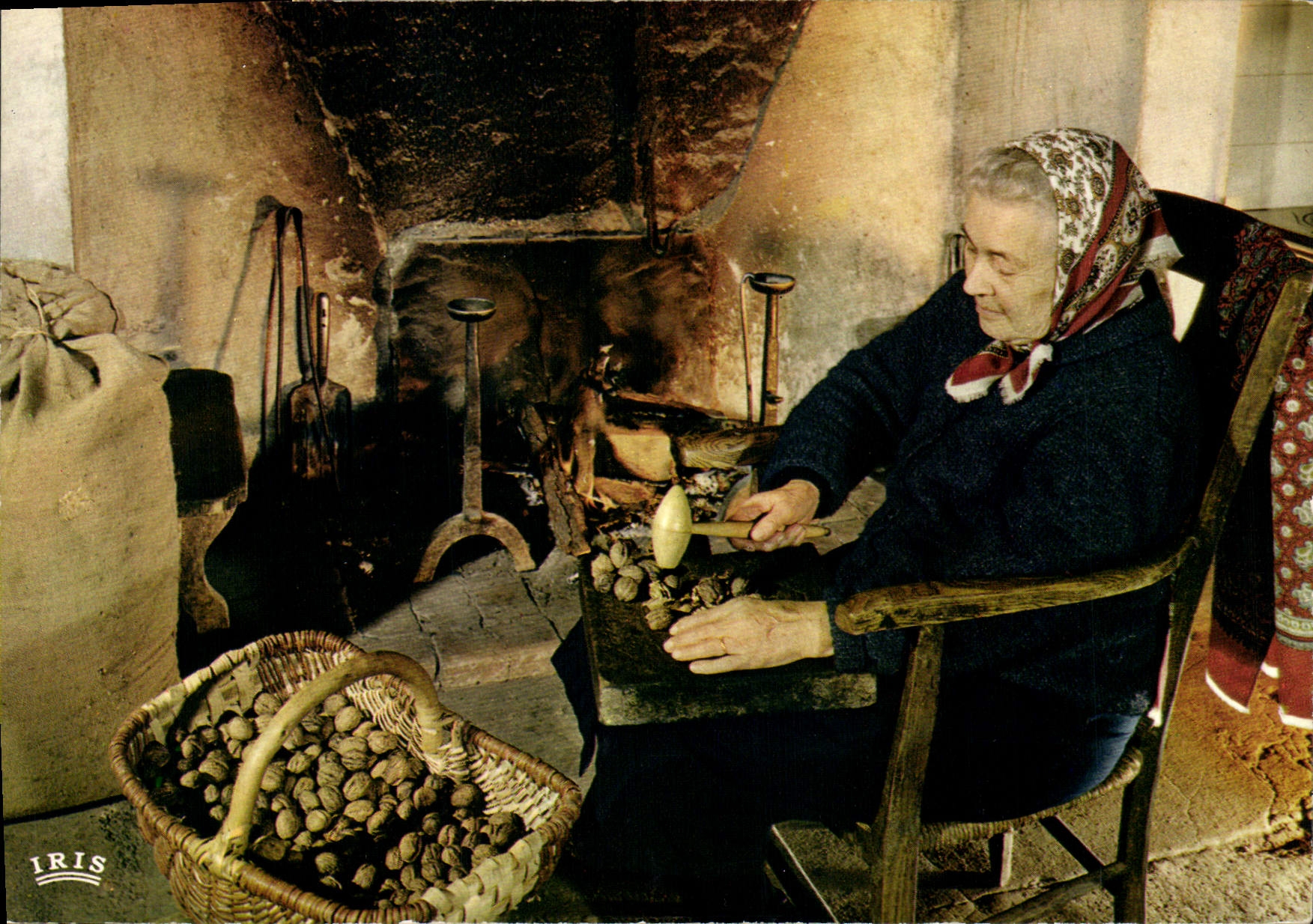 CPSM En Perigord La Casseuse De Noix