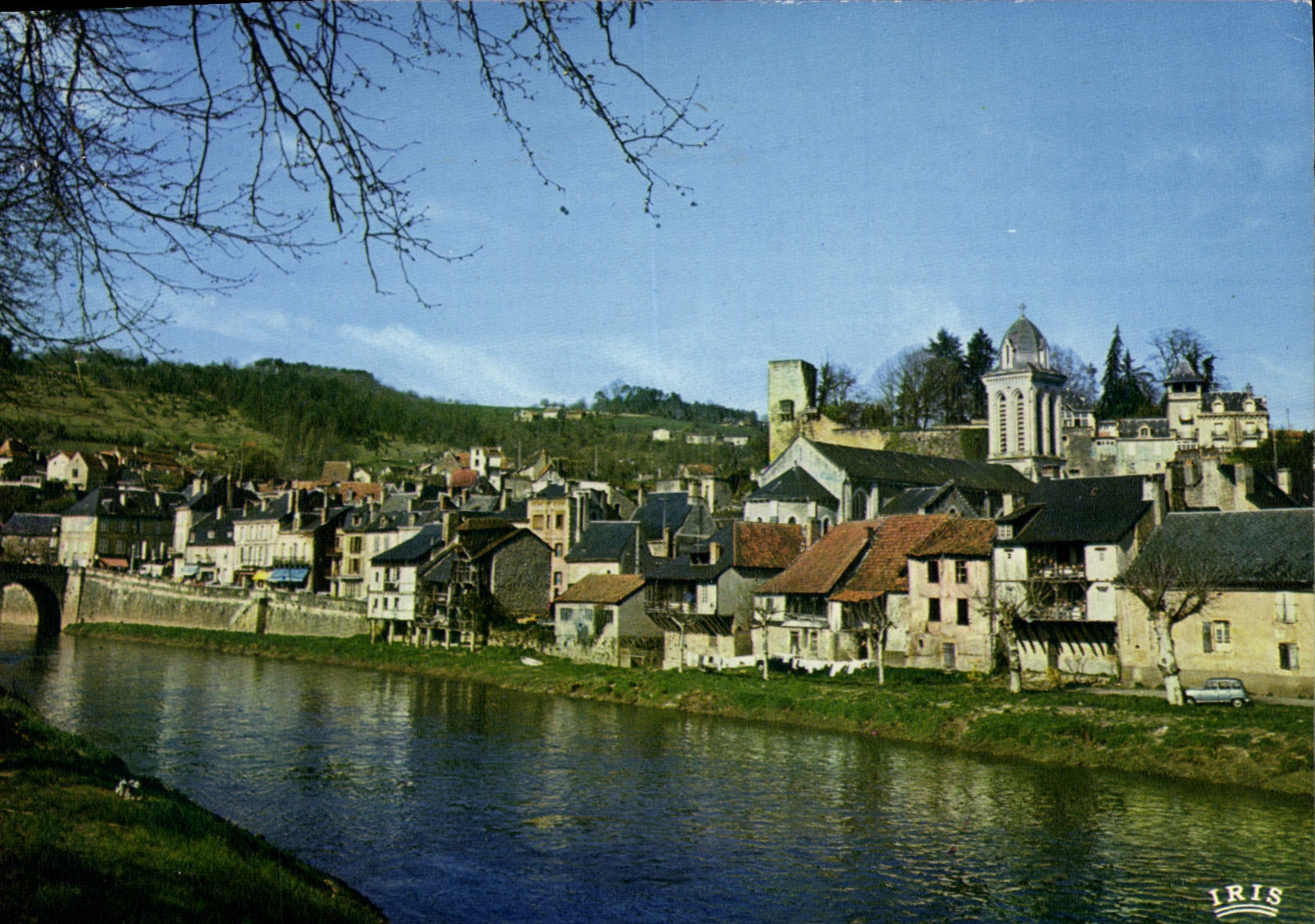 Montignac (Dordogne) — Maisons sur les bords de la Vézère — IRIS