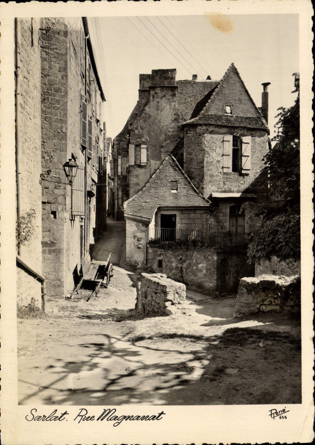 Sarlat. Straße Magnanat — Ansicht einer gepflasterten Straße mit Steinhaus und Kutsche — Prone-Ausgabe Nr. 834